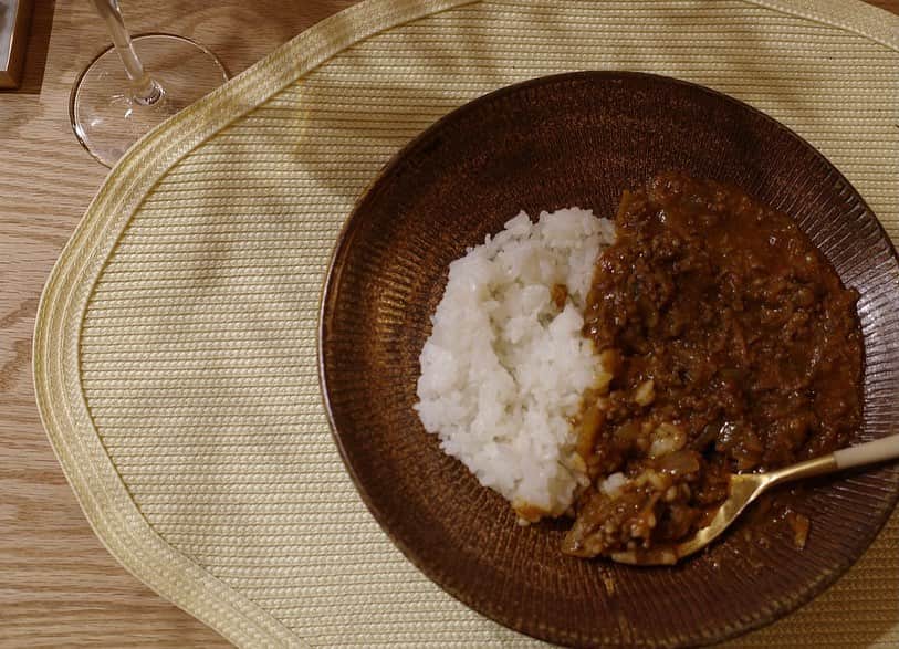 内山理名さんのインスタグラム写真 - (内山理名Instagram)「𓊯  〆のカレーライス。 野菜がじっくり煮込まれた、旦那さん拘りの一品。深い味わいです。」1月21日 20時42分 - rinauchiyama_official