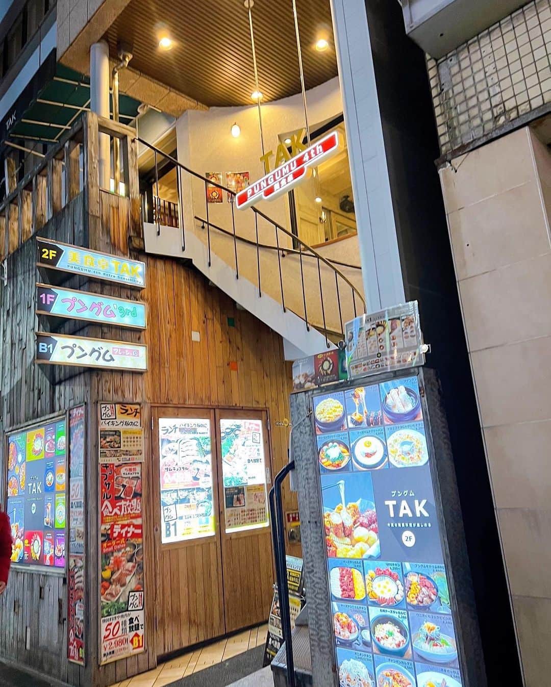 さわいえりさんのインスタグラム写真 - (さわいえりInstagram)「新大久保の韓国料理店 プングムチェーン姉妹店を制覇してしまいました⭐︎笑  今回行ったのは、 店内が白基地で可愛いカフェのような《@pungumutak》  プングムモドゥム-タッカルビ♡ 内容は… ・サムギョプサル ・牛肩ロース ・タッカルビ ・エビ ・たまねぎ  さまざまなお肉がたっぷり〜♪ ↑これらを野菜やトルティーヤで巻いて、 ソースをつけていただきます✨ (お野菜はおかわり自由だから、おかわりしました)  今回はチーズキンパと一緒に💗私キンパ大好き‼︎ 濃厚チーズがご飯とよくあい最高⭐︎  プングムリータは今回もいただきました🍹 かわいくて映えます。  店内は韓国アーティストのPVが流れていて、 韓国好きな人は絶対楽しめるよ🇰🇷  ここのチェーン、安くて美味しくて満足度が高いです❤︎  ・  ・  #新大久保グルメ #新大久保ランチ #新大久保 #新大久保おすすめ #プングムリータ #プングム #プングムTAK店」1月21日 20時59分 - beauty_eri7