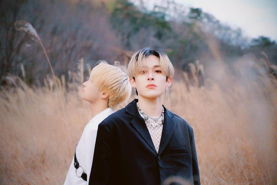 小池俊司のインスタグラム：「new me :)  ＂𝟐𝟎𝟐𝟐  𝟏/𝟐𝟑  𝐋𝐈𝐄 "  まず、皆様いつもたくさんの愛をありがとうございます。 本当に毎日たくさんの方々に支えていただき、幸せです。  今回のVIDEOでは、また今までと違う新しい自分を表現しました。 様々な思いが詰まった作品なので、ぜひ1月23日見ていただけると嬉しいです。🎭  そして、これから2022も僕の活動を暖かく見守っていただけるとすごく励みになります！  2022も夢に向かって全力で走り続けます！！ Let's go 2022!! 2022년도 열심히 하겠습니다!! 2022年我要继续努力!!  小池 俊司(:」