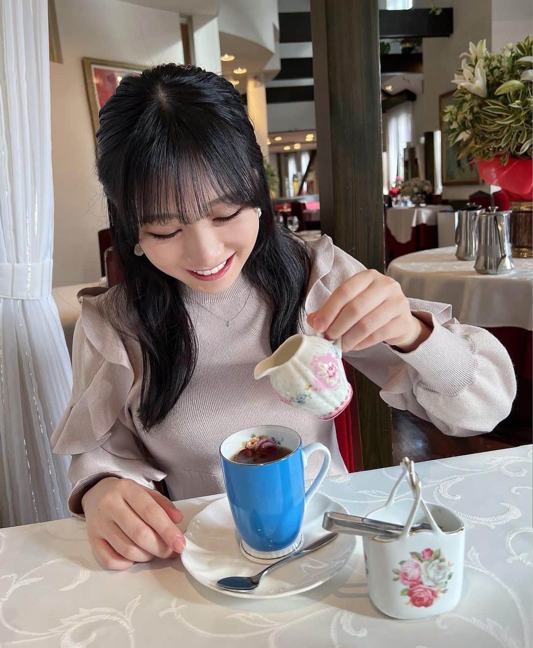 のインスタグラム：「紅茶はミルク派！☕️🥛 ⁡ ⁡ みんなはそのままが好き〜？檸檬派？☺️ ⁡ ⁡ 明日1/22（土）16:00からインスタライブします🧁✨ 2週間ぶり☺️ いつもよりちょっと早めの時間だけど遊びにきてね〜 ⁡ ⁡ ⁡ #横野すみれ #過去pic #mercuryduo #ハーフアップ #ニットワンピース #afternoontea #ootd #神戸カフェ」