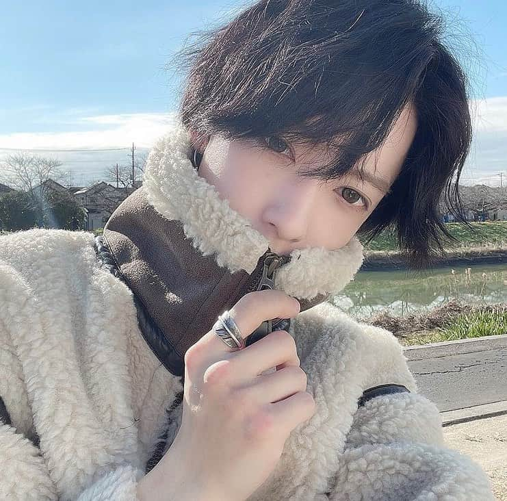 齋藤正太さんのインスタグラム写真 - (齋藤正太Instagram)「やわらかな ソフトツイストスパイラル  @syn_tomoki   1or2？？  thankyouforyourcomments  #メンズウルフ#パーマ#ulzzangboy #ハイトーンカラー#メンズパーマ #マッシュ#ウルフ#マッシュウルフ#メイク #맞팔#眉毛サロン #眉毛メイク #アイライン #涙袋メイク #アイメイク #セルフィー#スパイラルパーマ #ツイストスパイラル#センターパート#ウルフカット#ツーブロック#パーマ男子#ハイライト#ツイストスパイラルパーマ#アイブロウ #眉サロン #マスカラ #メンズメイク #エクステ#メッシュカラー」1月21日 21時08分 - signal8756