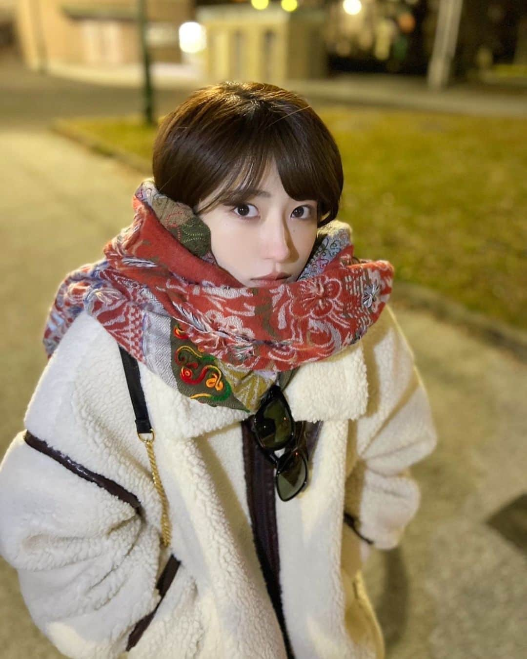 若月佑美さんのインスタグラム写真 - (若月佑美Instagram)「. とある撮影日の 激寒そうな私。 ポケットにはカイロをいっぱい🙌 何故、サングラス？ どんなシーンかはまたお楽しみに。 . #ようつべ娘  #若月佑美」1月21日 21時10分 - yumi_wakatsuki_official