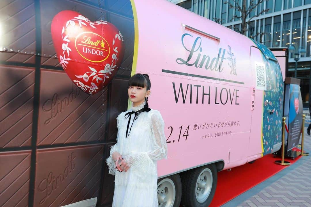 Hinaさんのインスタグラム写真 - (HinaInstagram)「ㅤㅤㅤㅤㅤㅤㅤㅤㅤㅤㅤㅤㅤ @lindt_chocolate_japan  Lindt HEARTFUL WAGON💝 ㅤㅤㅤㅤㅤㅤㅤㅤㅤㅤㅤㅤㅤ 特別にラッピングされたリンツのワゴンが期間中に東京・大阪・福岡・熊本・宮崎・鹿児島を巡ります！ 私は東京・渋谷PARCOのワゴンへお邪魔しました💝 Lintzは幸せな気持ちになれるから私も大好きで、バレンタインお世話になってるスタッフさんへLintzを贈ろうと思っています🎁 ㅤㅤㅤㅤㅤㅤㅤㅤㅤㅤㅤㅤㅤ 各都市、 お近くの方は是非チェックしてみてくださいね💝 ㅤㅤㅤㅤㅤㅤㅤㅤㅤㅤㅤㅤㅤ  @lindt_chocolate_japan  #Lindt #リンツ #ハートフルワゴン #リンドール」1月21日 21時10分 - hina_faky