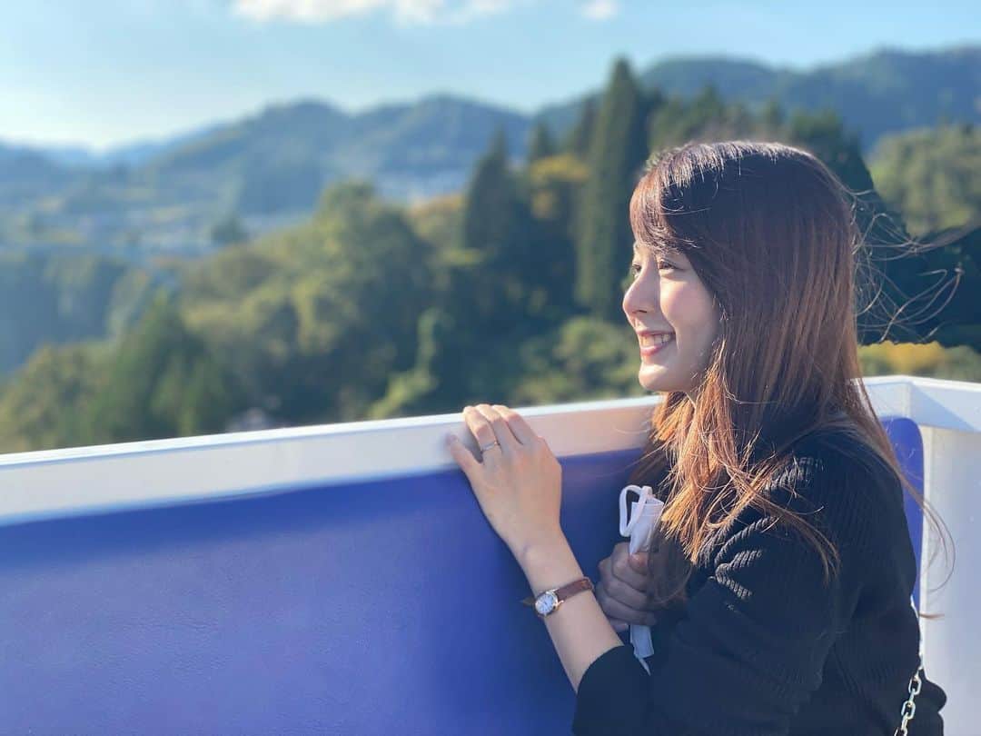 中島遥のインスタグラム：「高千穂峡のボートを楽しんだ後は、あまてらす鉄道へ🚃 ここは主人が行きたいと推してた場所👍✨ 駅自体はなんだかレトロな感じ🚃でも高さ105mの鉄橋から見える景色が最高ー🙏✨ 30分間乗車出来るんだけど、 駅員さんが色々ガイドしてくれたり、絶景ポイントに止まって写真撮ってくれたり、しかも写真撮る時はシャボン玉を飛ばしてくれたり😭✨乗客を楽しませようという気持ちがすごく伝わってほっこりした時間でした😚✨ 日が暮れるのが心配だったけど、なんとか行けました👍 良かった😚  #宮崎旅行#高千穂#高千穂峡 #あまてらす鉄道#シャボン玉 #旅行#travel#宮崎県#絶景#お出かけ#宮崎グルメ #撮影#portrait#ファインダー越しの私の世界#東京カメラ部#カメラ#一眼レフ#フォロー#カメラ女子#自然#follow#japan#いいね#コメント#ありがとうございます#japanesefood」