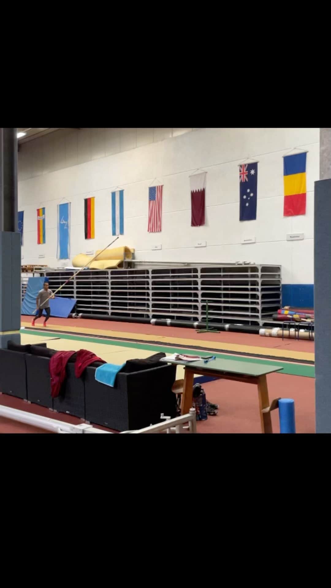 ラファエル・ホルツデッペのインスタグラム：「Back to pole vaulting and running 💪🏾🙏🏾 Could never have imagined any better way to finish-off this week!  #comingbackstronger  #polevault」