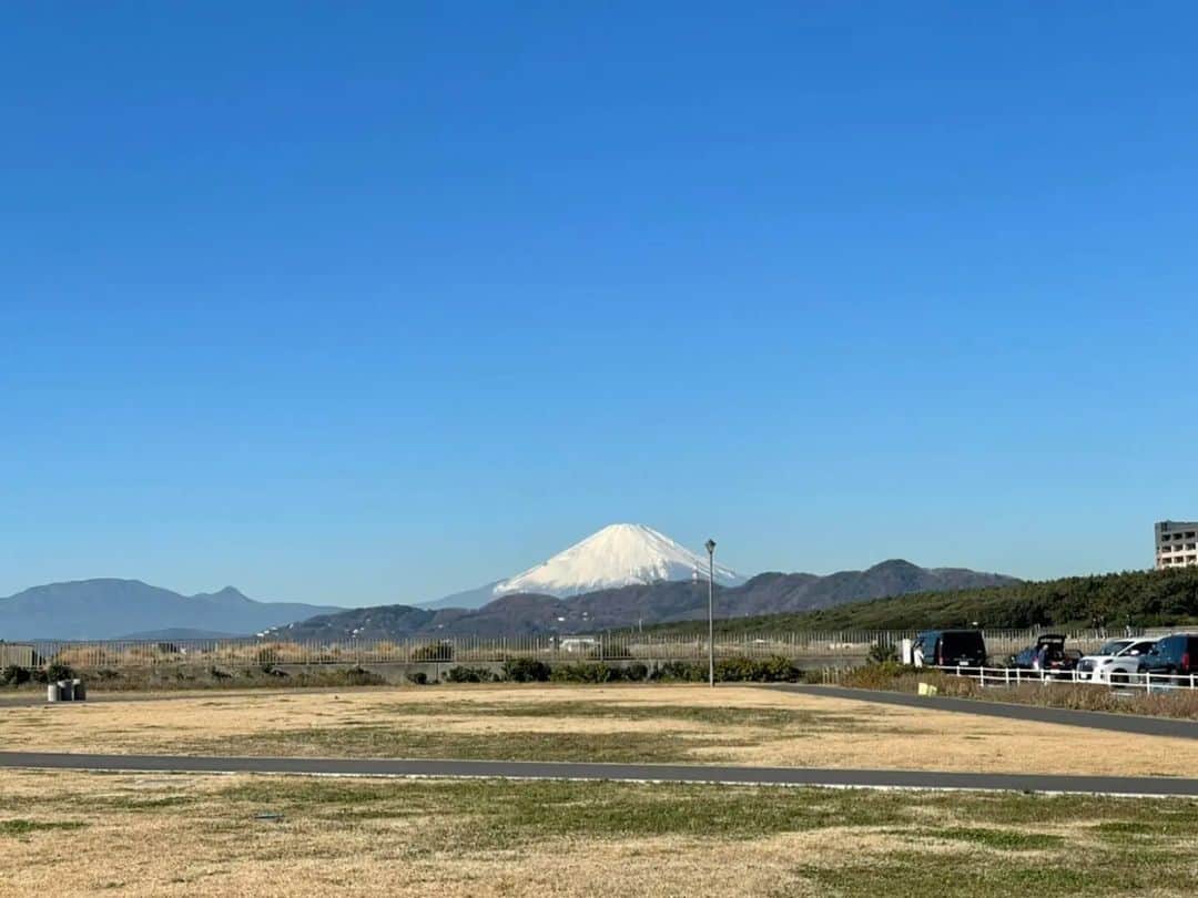 土屋太鳳さんのインスタグラム写真 - (土屋太鳳Instagram)「東京でも寒いなぁと思っていたら 京都ではなんと5年ぶりに １０センチ以上の積雪とのこと❄💡 １０センチって…凄い😳‼️ 大変だと思うのですが テレビなどで観る雪の京都は 本当に美しくて、ため息が出ます…！ あの何とも言えない美しさは何だろう🤔 あんな空気感が演技で出せたらなと 憧れながらニュースを観ました😌✨ とはいえ 雪に慣れない地域での積雪は 本当に大変だと思うし 寒波が続いたままの地域もあるので どうかお気をつけてください🙏💦💦 . 映画「大怪獣のあとしまつ」の オフショットシリーズを始めていますが、 #新春ドラマスペシャル 『#優しい音楽 〜ティアーズ・イン・ヘヴン 天国のきみへ』 現場での思い出もまだまだあるので 並行して載せていきたいなと思います🙏✨ 今日は大きな富士山を🗻✨✨ 若松監督おすすめの素晴らしいロケーション✨ 心が洗われるような、 それでいて心に深くしみる 本当にパワフルな富士山でした…！ . 富士山といえば思い出すのが 実家から見える景色です💡 初日の出と初富士の両方が見えるバルコニーは 子どもの頃から大好きな場所で 家族そろって寒がりながら写真を撮るのが 元旦の恒例でした😊 . うちの家族は今、 それぞれが違う仕事を いろいろなペースでしているので 住んでいる場所も違うのですが、 誰かが大切なお仕事を控える時期には そのかなり前から お互いに会わないようにしています。 だからこそ会える時がすごく嬉しくて😌 今年のお正月、ひさしぶりに 初日の出を揃って観ることが出来た時も 本当に嬉しかったなぁ…🌅 . 次に会えるのは まだ先のことになりそうですが 楽しみに踏ん張りたいと思います💡✨ . 厳しい状況が驚くほど広がっていて 検査陽性者数も拡大しています。 年齢層やワクチン接種に関係なく どうかどうかお大事にしてください。 冬は寒いので水分補給を忘れがちですが 水分補給にも気を付けてくださいね。 私も気を付けます！」1月21日 22時06分 - taotsuchiya_official