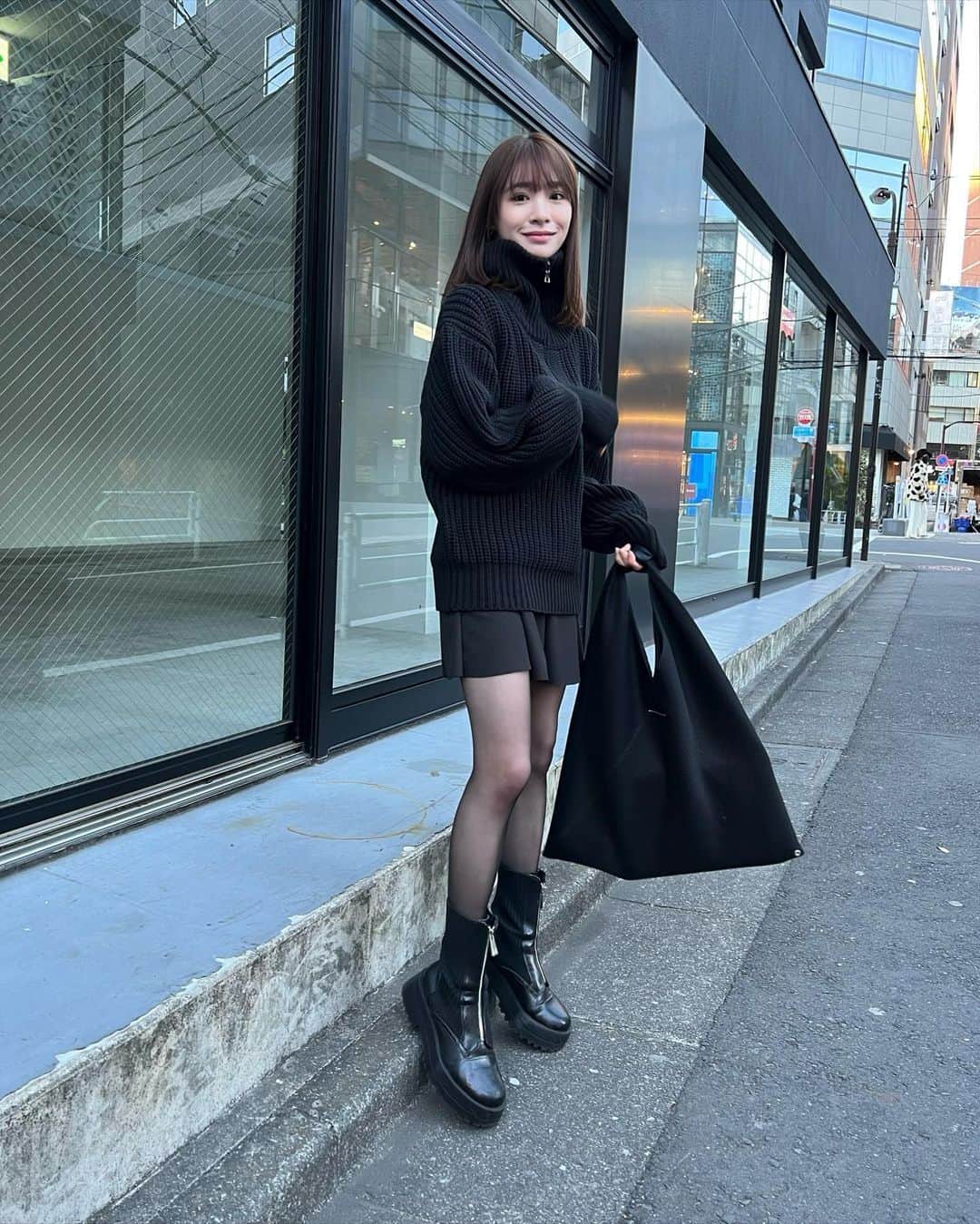 のインスタグラム：「結局オールブラックでミニスカ＋ゴツめブーツのコーデ好きーーーー(ギャルかな)。 今日正常に笑えないくらい寒かった。ただ、超絶楽しみにしてたMステのSaucy Dogが良すぎて最高だったので良い1日になった、ありがとうサウシー tops @amail_official  bottoms @grl_official  boots @zara  bag @maisonmargiela  #ノーマルカメラ」