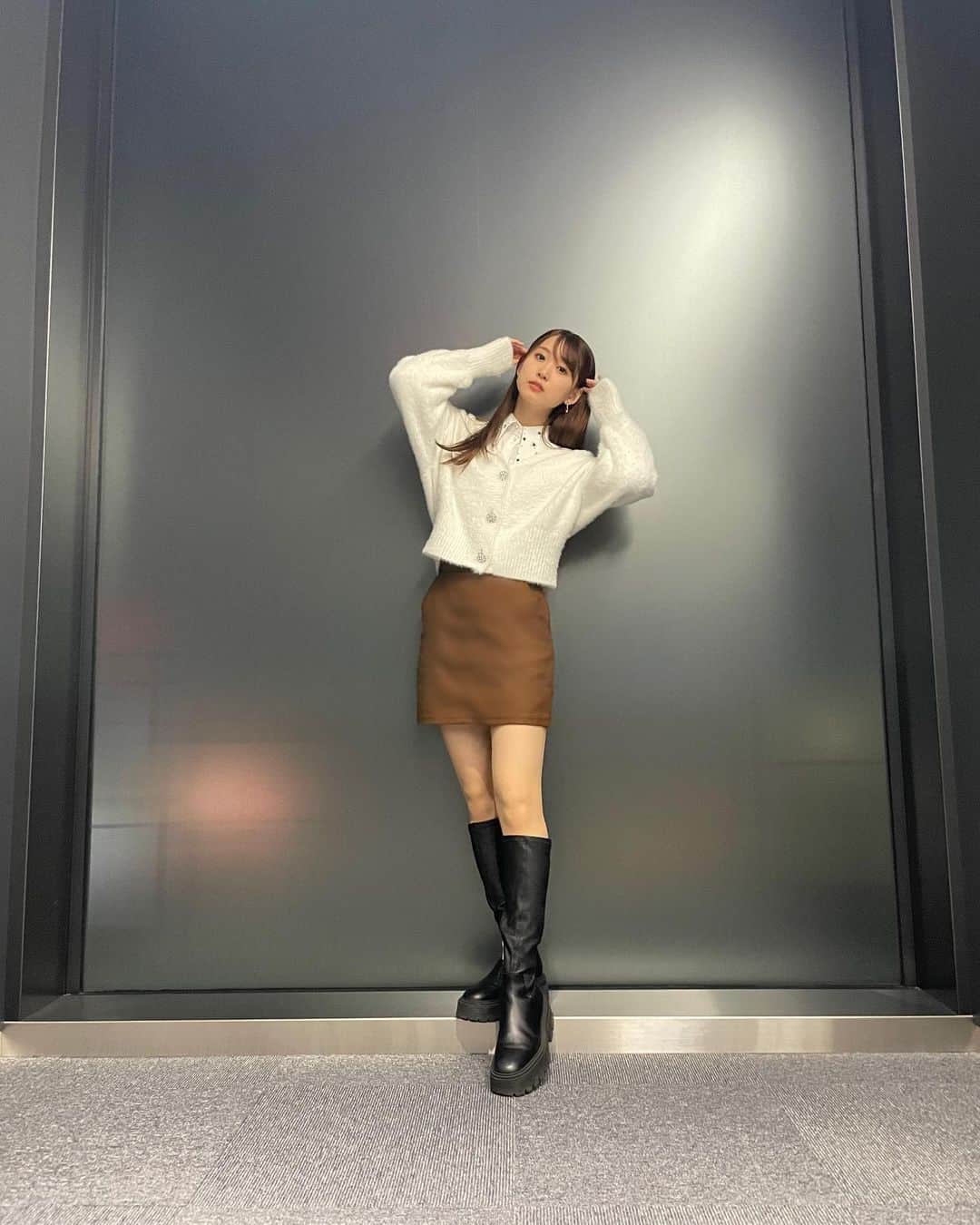 芹澤優のインスタグラム：「・  🤎  私服 ブラウス　#ZARA カーディガン　#ZARA スカート　#emoda  ブーツ　#ZARA  ZARAだらけだね笑 今日はミニスカお姉さんでした。あはん  極寒の中スタスタ歩くの楽しかったよ！  #いつだって #道の真ん中 #歩きたい #太ももありがとう」