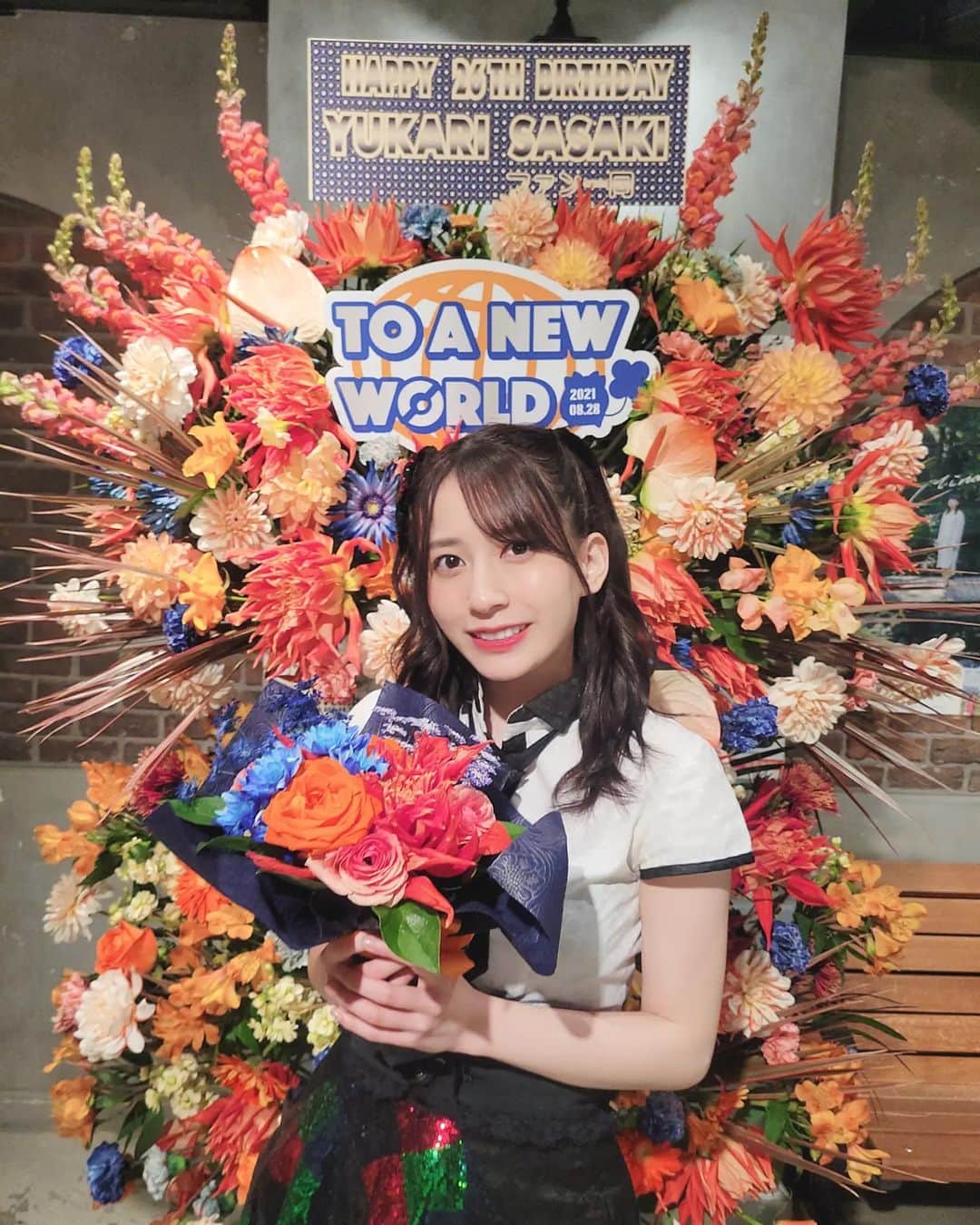のインスタグラム：「🎂  大好きなチームBで 生誕祭をしてもらえて とっても幸せです。  26歳、もっと磨いて頑張っていきます！ 　 素敵なスタンドフラワー ありがとうございます😭❤  #生誕祭 #劇場公演 #シアターの女神 #岩立チームB」