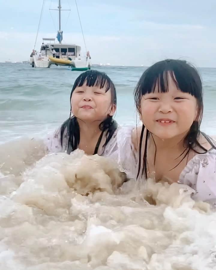MOMOツインズのインスタグラム：「How do you rediscover #priceless Singapore?   Start your day with @straitspreserves award-winning tropical marmalades and nut butters. The all-natural, vegan, gluten-free and trans fat-free spreads are #madewithpassion.   Go on a coastal expedition with @youngnautilus and  let your little ones explore rich marine biodiversity. The educational expedition is hosted by educators with backgrounds in Life Science and Marine Biology.   Set forth on a 2D1N sailcation with @ximulasail , as you cruise around the southern islands and you might be lucky to get Lazarus beach all to yourself.  For these and more curated deals, head over to priceless.com/rediscoverSG, offers end 31 January! #SingapoRediscovers @stb_sg」
