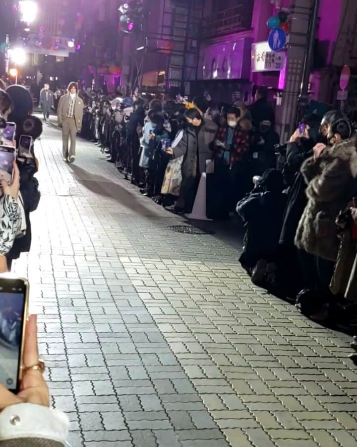 滝沢杏弥のインスタグラム：「Runway showへ！ #MaisonMIHARAYASUHIRO 2022-23 AW Collection 浅草の商店街をランウェイにして配信でパリコレ。かっこ良すぎました！デザイナー三原康裕さんのファッションの楽しさとパワーに感動しました🎊✨ @miharayasuhiro_official @miharayasuhiro」