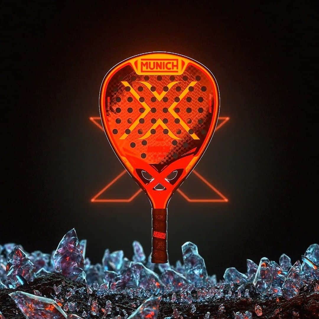 ミュニックのインスタグラム：「Don't play de game, WIN IT. 🎾💥  Toda una nueva colección de palas MUNICHpara reventar la pista esta temporada.  Ya disponibles online y en tiendas seleccionadas.   https://www.munichsports.com/es/palas-de-padel-munich  #MunichSports #palasMunich #MunichPádel #newcollection #paddleracket #ss22」