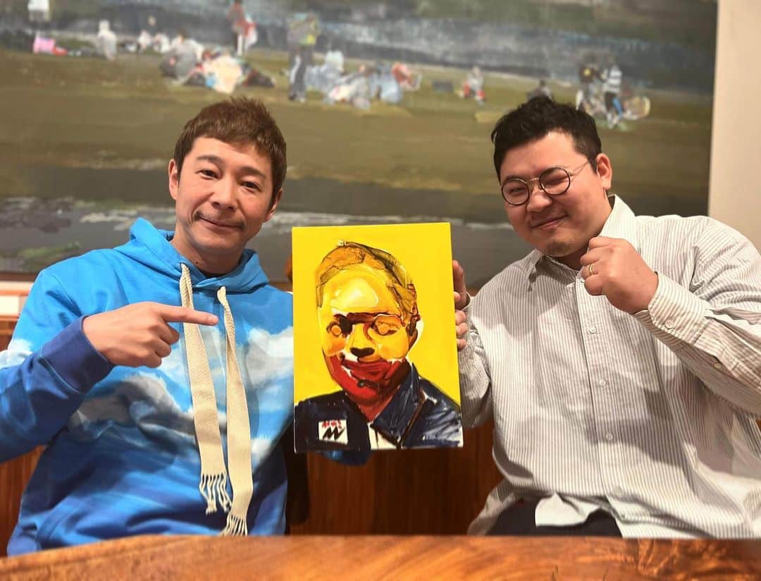井田幸昌のインスタグラム：「今日は前澤さん @yusaku2020 とお会いして、お喋りしてきました。 先日行かれていた宇宙旅行のことやいろいろ！ とても楽しかった。✊😁 この前宇宙に絵を持っていっていただいたので、代わりというわけではないですが、前澤さんが地球から出発した日に描いた絵をお礼にお渡ししました。 中継見ながら描いてたなぁ。 タイトルはMZ👍🚀🌏 前澤さんお忙しいところありがとうございました😊！  ———————————————  I met with Mr. Maezawa today. He told me about his recent trip to space. It was a lot of fun.✊😊 The other day, instead of the picture of mine that Mr. Maezawa took to space (ISS), I gave him the picture I drew the day he left the earth. The title is "MZ👍🌏🚀  Thank you so much @yusaku2020 🙏」