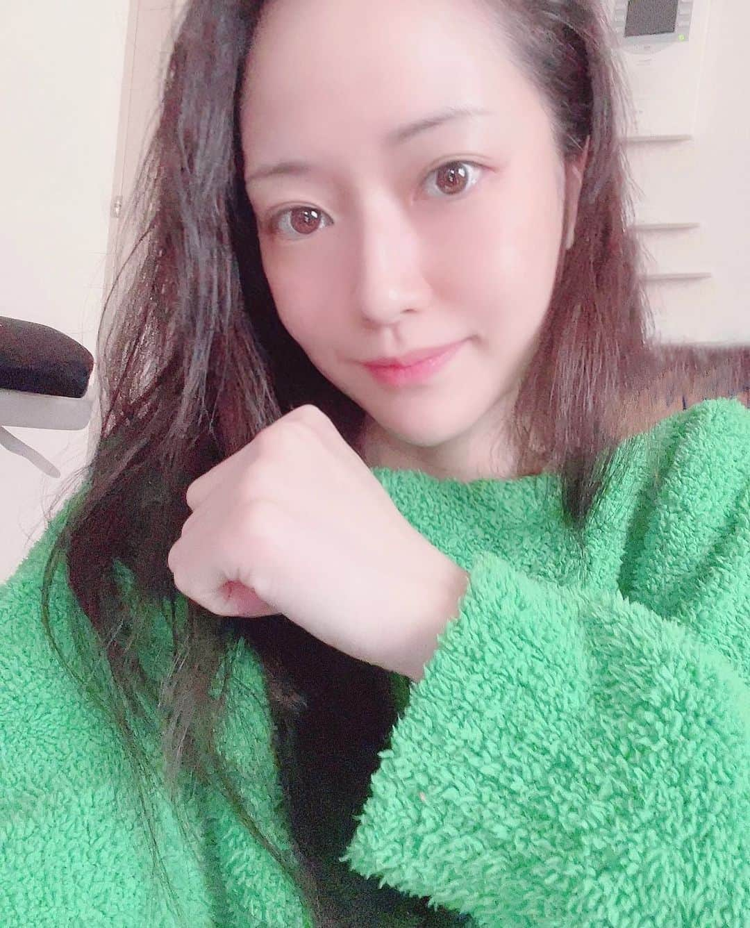 吉山りささんのインスタグラム写真 - (吉山りさInstagram)「🥶  お風呂上がり🛁💕✨  首が寒いからフードを前に着てみた😎  #お風呂上がり #すっぴん #nomakeup  #吉山りさ #美容 #シングルママ #single  #フリーモデル #instagood #instalike  #instapic  #アラフォーママ #モデル #写真 #instamodel #model #single #mom #Japanese #40代  #温泉 #温泉ソムリエ #お酒 #お風呂 #バスタオル #温泉女子 #모델 #pr #ロングヘア  #longhair   引き続き、お仕事のご依頼お待ちしております🙇🏻‍♀️ ✨吉山りさ✨」1月7日 15時49分 - oreorerisa