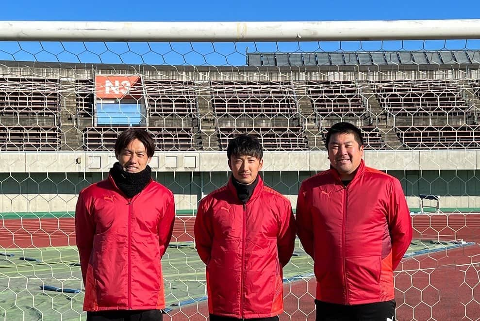 楢崎正剛さんのインスタグラム写真 - (楢崎正剛Instagram)「【THE GK CAMP 2022】  ホワイトボードスポーツさん主催のGKファミリーによる「THE GK CAMP 2022」にスペシャルコーチとして参加してきました。  現役選手が6名も参加してくれたことで、寒い時期ではありましたが、クリニックに来てくれた小中学生や、指導者コースに参加していただいた指導者の方達はもちろん、その場にいた全ての人達にとって大きな刺激になったのではないかと思います。  またこのようなGKの価値を高める、より知見を深める取り組みが、継続して行われることを願っています。  ご協力頂いた熊谷市サッカー協会の皆さん、熊谷スポーツホテルさん、熊谷スポーツ文化公園陸上競技場の関係者の皆さん、プーマさん、ありがとうございました！  #GKキャンプ2022 #THE GK CAMP  #松本拓也 #高木義成 #南雄太 #朴一圭 #高丘陽平 #田口潤人 #波多野豪 #佐々木雅士 #GKライター #福田悠 #puma #whitebord-sports #熊谷 #暴走」1月7日 15時46分 - seigo_narazaki