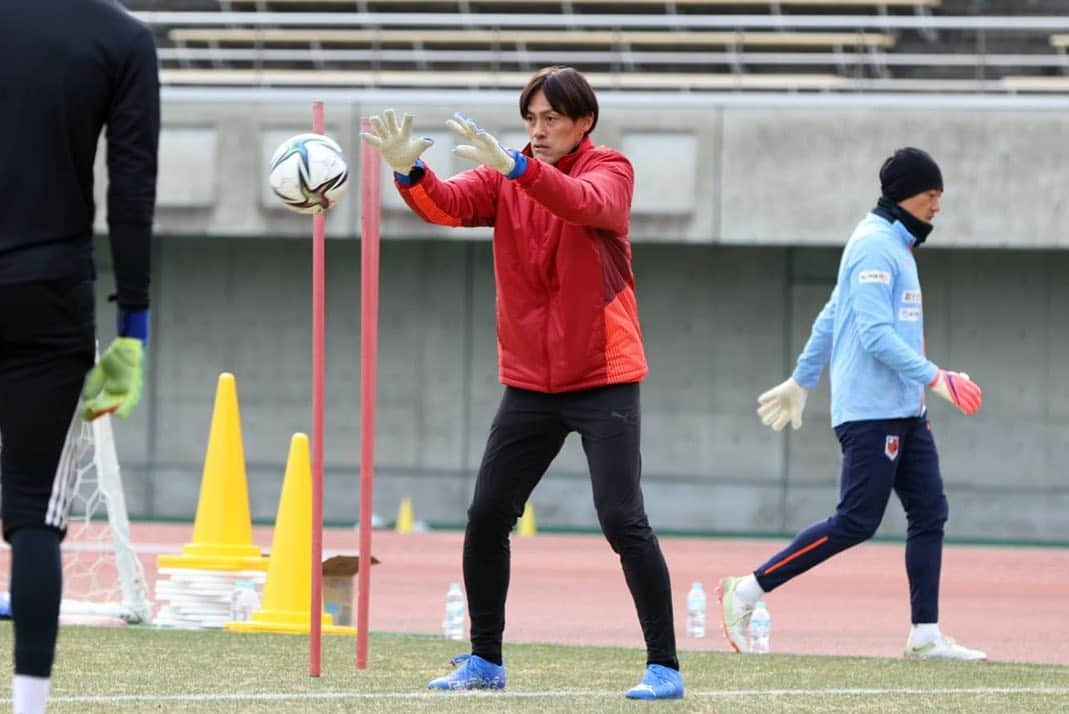 楢崎正剛さんのインスタグラム写真 - (楢崎正剛Instagram)「【THE GK CAMP 2022】  ホワイトボードスポーツさん主催のGKファミリーによる「THE GK CAMP 2022」にスペシャルコーチとして参加してきました。  現役選手が6名も参加してくれたことで、寒い時期ではありましたが、クリニックに来てくれた小中学生や、指導者コースに参加していただいた指導者の方達はもちろん、その場にいた全ての人達にとって大きな刺激になったのではないかと思います。  またこのようなGKの価値を高める、より知見を深める取り組みが、継続して行われることを願っています。  ご協力頂いた熊谷市サッカー協会の皆さん、熊谷スポーツホテルさん、熊谷スポーツ文化公園陸上競技場の関係者の皆さん、プーマさん、ありがとうございました！  #GKキャンプ2022 #THE GK CAMP  #松本拓也 #高木義成 #南雄太 #朴一圭 #高丘陽平 #田口潤人 #波多野豪 #佐々木雅士 #GKライター #福田悠 #puma #whitebord-sports #熊谷 #暴走」1月7日 15時46分 - seigo_narazaki