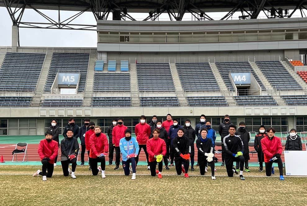 楢崎正剛さんのインスタグラム写真 - (楢崎正剛Instagram)「【THE GK CAMP 2022】  ホワイトボードスポーツさん主催のGKファミリーによる「THE GK CAMP 2022」にスペシャルコーチとして参加してきました。  現役選手が6名も参加してくれたことで、寒い時期ではありましたが、クリニックに来てくれた小中学生や、指導者コースに参加していただいた指導者の方達はもちろん、その場にいた全ての人達にとって大きな刺激になったのではないかと思います。  またこのようなGKの価値を高める、より知見を深める取り組みが、継続して行われることを願っています。  ご協力頂いた熊谷市サッカー協会の皆さん、熊谷スポーツホテルさん、熊谷スポーツ文化公園陸上競技場の関係者の皆さん、プーマさん、ありがとうございました！  #GKキャンプ2022 #THE GK CAMP  #松本拓也 #高木義成 #南雄太 #朴一圭 #高丘陽平 #田口潤人 #波多野豪 #佐々木雅士 #GKライター #福田悠 #puma #whitebord-sports #熊谷 #暴走」1月7日 15時46分 - seigo_narazaki