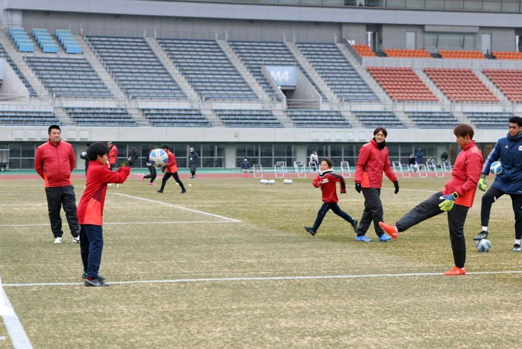 楢崎正剛さんのインスタグラム写真 - (楢崎正剛Instagram)「【THE GK CAMP 2022】  ホワイトボードスポーツさん主催のGKファミリーによる「THE GK CAMP 2022」にスペシャルコーチとして参加してきました。  現役選手が6名も参加してくれたことで、寒い時期ではありましたが、クリニックに来てくれた小中学生や、指導者コースに参加していただいた指導者の方達はもちろん、その場にいた全ての人達にとって大きな刺激になったのではないかと思います。  またこのようなGKの価値を高める、より知見を深める取り組みが、継続して行われることを願っています。  ご協力頂いた熊谷市サッカー協会の皆さん、熊谷スポーツホテルさん、熊谷スポーツ文化公園陸上競技場の関係者の皆さん、プーマさん、ありがとうございました！  #GKキャンプ2022 #THE GK CAMP  #松本拓也 #高木義成 #南雄太 #朴一圭 #高丘陽平 #田口潤人 #波多野豪 #佐々木雅士 #GKライター #福田悠 #puma #whitebord-sports #熊谷 #暴走」1月7日 15時46分 - seigo_narazaki