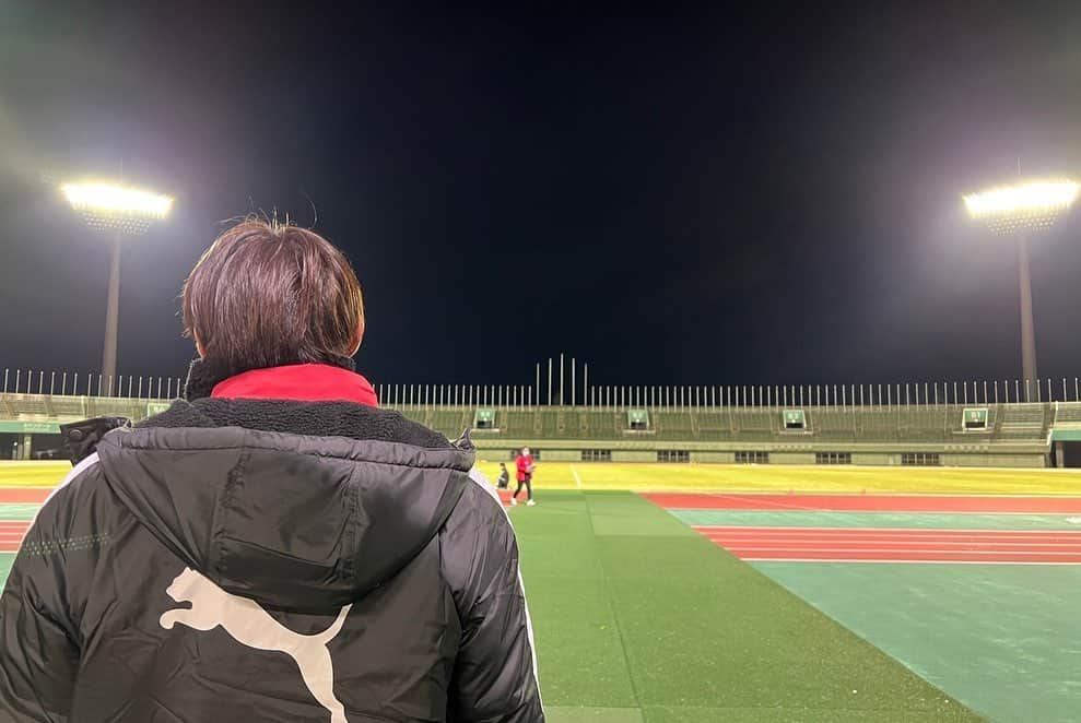 楢崎正剛さんのインスタグラム写真 - (楢崎正剛Instagram)「【THE GK CAMP 2022】  ホワイトボードスポーツさん主催のGKファミリーによる「THE GK CAMP 2022」にスペシャルコーチとして参加してきました。  現役選手が6名も参加してくれたことで、寒い時期ではありましたが、クリニックに来てくれた小中学生や、指導者コースに参加していただいた指導者の方達はもちろん、その場にいた全ての人達にとって大きな刺激になったのではないかと思います。  またこのようなGKの価値を高める、より知見を深める取り組みが、継続して行われることを願っています。  ご協力頂いた熊谷市サッカー協会の皆さん、熊谷スポーツホテルさん、熊谷スポーツ文化公園陸上競技場の関係者の皆さん、プーマさん、ありがとうございました！  #GKキャンプ2022 #THE GK CAMP  #松本拓也 #高木義成 #南雄太 #朴一圭 #高丘陽平 #田口潤人 #波多野豪 #佐々木雅士 #GKライター #福田悠 #puma #whitebord-sports #熊谷 #暴走」1月7日 15時46分 - seigo_narazaki