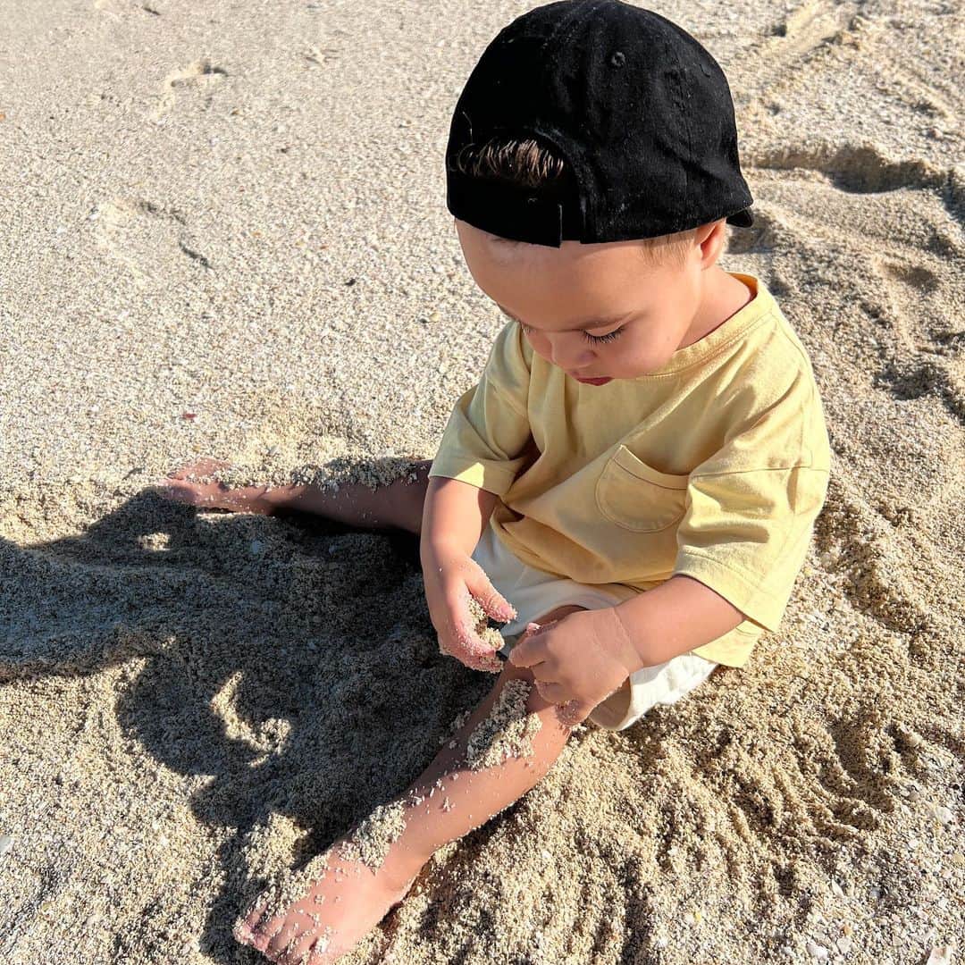 アン・キャサリン・ボメルのインスタグラム：「collecting memories and seashells」