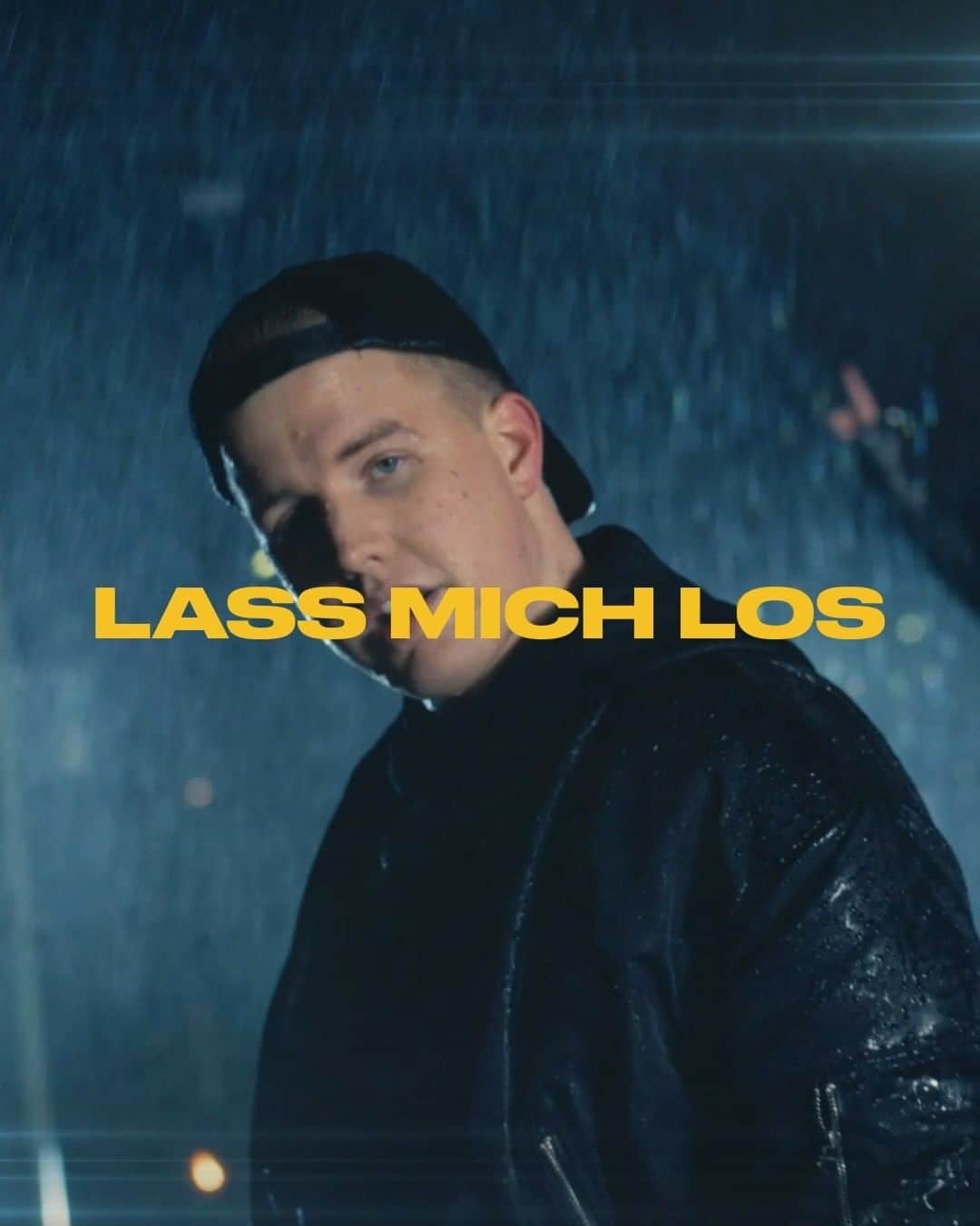 Kayefのインスタグラム：「🔥 OUT NOW 🔥 LASS MICH LOS mit @mikesinger ist jetzt überall im Streaming und als Musikvideo bei Youtube online 🙌🏻 Gebt Vollgas und knallt das Ding in eure Playlist ❤️ Was sind eure Lieblingszeilen im Song? #lassmichlos #mikesinger #kayef #newmusicfriday」