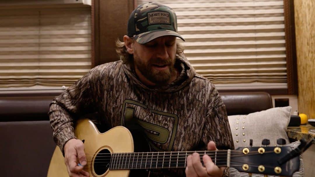 チェイス・ライスのインスタグラム：「Unreleased new song “Key West & Colorado”. Playing it tonight for the first time ever, just me and a guitar on this @kanebrown_music tour. Y’all check it out.」