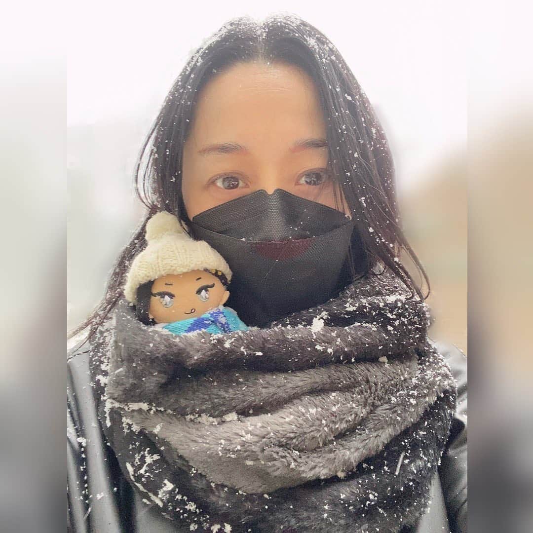 のインスタグラム：「Snowing!」