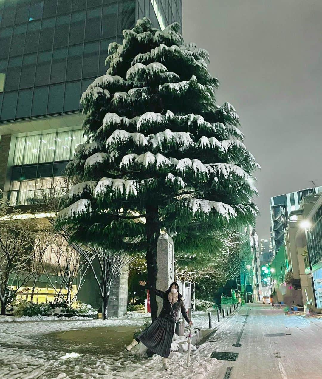 吉山りささんのインスタグラム写真 - (吉山りさInstagram)「☃🌨🍕☺️💕  はしゃぐ大人😎💋  雪の中のピザ美味しかった❄️🍕💕   えりちゃんありがと💕☺️✨  #雪  #スノーウーマン  #スノーマン  #ピザ  東京は2センチ降ったら# 大雪  #pizza    #吉山りさ」1月7日 8時30分 - oreorerisa