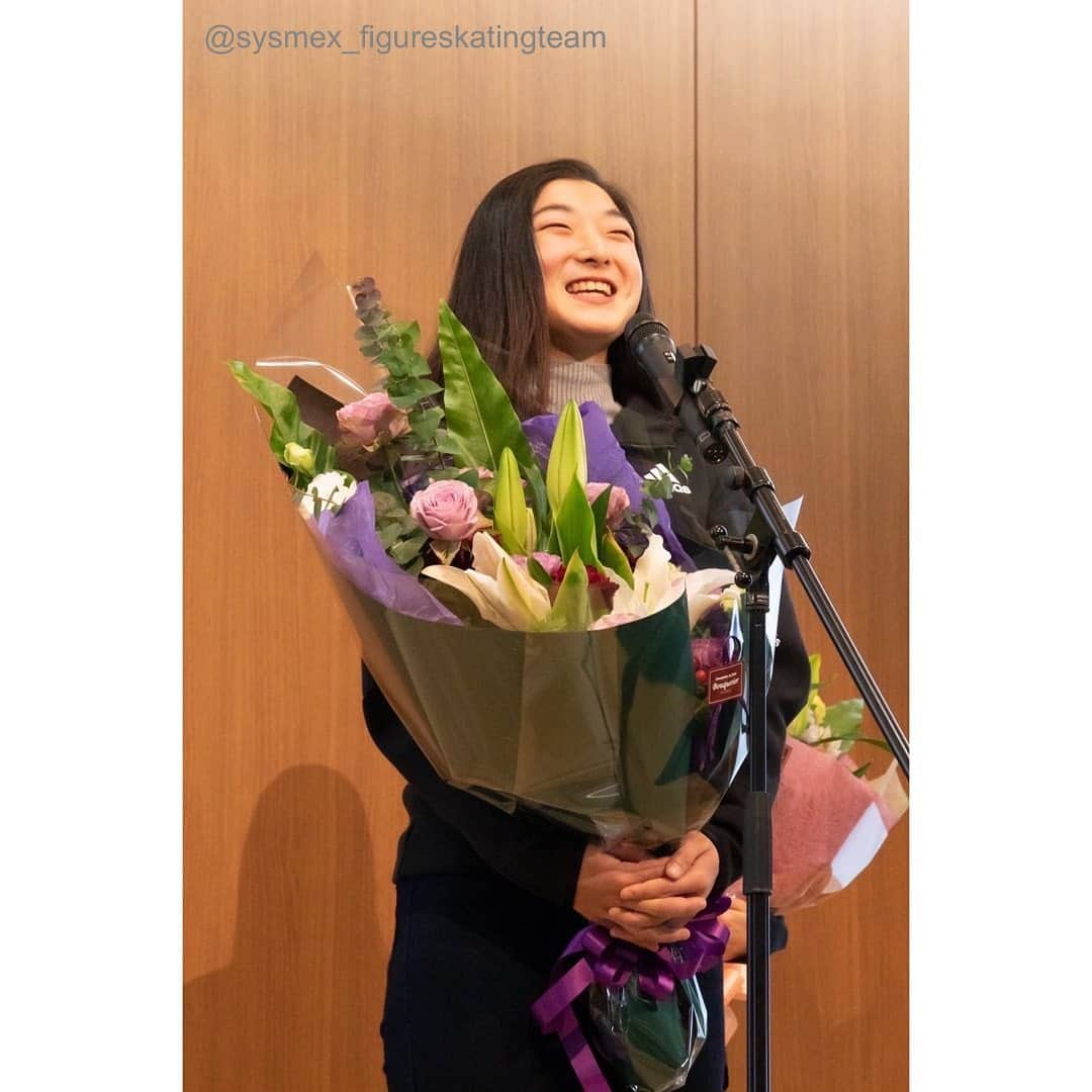 三原舞依＆坂本花織さんのインスタグラム写真 - (三原舞依＆坂本花織Instagram)「⁡ ⁡ 坂本選手、三原選手からコメントが届きました💌 ⁡ ******************** ⁡ 新年明けましておめでとうございます。   先日、Sysmexさんへ新年のご挨拶に訪問させていただきました。 社長さんや社員の方々と少しお会いすることができ、とっても素敵なお花をいただきました💐   私たちが今スケートができているのはSysmexさんの暖かいサポート、そしてたくさんの応援のおかげです。本当に感謝の思いでいっぱいです。   シーズン後半のいただけた試合に感謝して 日本代表として悔いなく、自分らしく滑れるように練習を積んで行きたいと思います。   本年もよろしくお願い致します🌅 坂本花織、三原舞依   ※写真撮影時のみマスクを外しています。  #三原舞依  #maimihara  #坂本花織  #kaorisakamoto  #figureskating  #figureskater  #sysmex_figureskatingteam」1月7日 8時49分 - sysmex_figureskatingteam