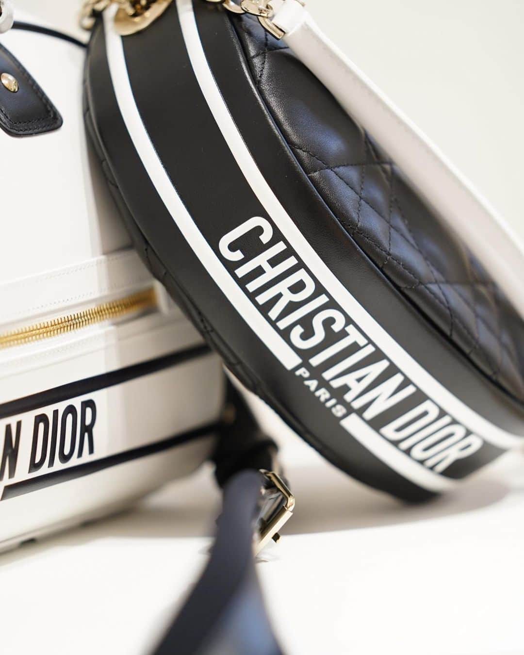 朝比奈彩さんのインスタグラム写真 - (朝比奈彩Instagram)「. . . -DIOR New Bag #DiorVibe- スポーツとディオールの融合を象徴したNew Bag。 "Hobo Bag" . ブラック&ホワイトのバイカラーが とっても可愛い❤️ 色んな場所に行きたくなっちゃう☻ ！ . @Dior #DiorVibe  #Dior」1月7日 9時14分 - asahina_aya