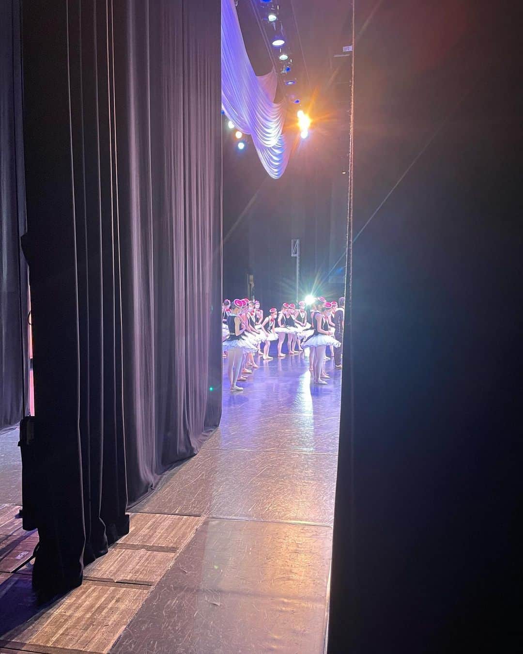 花音舞さんのインスタグラム写真 - (花音舞Instagram)「初仕事💛  #玉川清子バレエスタジオ  #尚すみれジャズダンススタジオ  の発表会にて劇場アナウンスを担当させて頂きました‼︎  裏方さんのお仕事もワクワクしますね✨ 舞台が始まる前にお客様をその世界へ惹き込む様な…そんなアナウンスを目指して、バレエの時はクラシカルな雰囲気を出せるように🩰 ジャズの時は少しパリっとカッコイイ雰囲気が出るように…🕺 そんな事を意識してアナウンスさせて頂きました💛  凄く緊張しましたが… 凄く楽しかったです🥺  袖から可愛い生徒のみなさんのキラキラした姿をみてると、いっぱいパワー頂きました✨✨ みんな可愛かったなぁ💕 カッコよかったなぁ✨ 本当に感動しました😭  ヘアメイクもさせて頂いたのですが、みんなお肌ちゅるんちゅるん‼︎若いって最強だw✨  みんなからいっぱい元気もらったので、私も次のお仕事頑張れそうです‼︎  ご来場頂きました皆様も、本当にありがとうございました✨  #尚すみれ先生  #大好きな先生  #恩師  #宝塚歌劇団  #バレエ発表会 #ジャズダンス発表会  #劇場アナウンス 担当しました‼︎ #花音舞」1月7日 9時19分 - mai_kanon_official