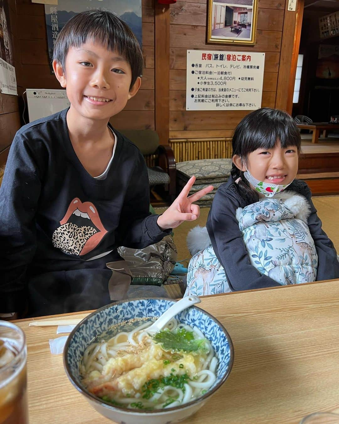 甘糟記子さんのインスタグラム写真 - (甘糟記子Instagram)「ランチは滝見苑ですっぽん鍋！！ お友達にオススメされて来たんだけど、いい感じに山の中(≧∀≦)  しかもめちゃくちゃリーズナブルで、すごく美味しい\(//∇//)\  すっぽん鍋一人前3450円！ 最初に生き血もいただきパワーアップ！  あとは鰻の蒲焼き1匹3500円くらいだったかな？ 頭もついてた〜（笑） でも丸々1匹このサイズでこの値段！ 香ばしくて脂ものってて美味しかった(〃ω〃)  子供達はうどんとか、息子殿はやまめの塩焼きも注文。  ノンアルコールビールが250円で喜んでお代わりするパパ（笑）  鯉のあらいも食べたがってたけど、きっと食べきれないということで諦めてたわ（笑）  他にも鴨鍋とか食べたいものがありすぎて、また絶対行きたい店です\(//∇//)\  これは行く価値ありなので、別府に来る方にオススメ╰(*´︶`*)╯♡  温泉とすっぽんのお陰でお肌プルプル旅行です☆*:.｡. o(≧▽≦)o .｡.:*☆  #甘糟旅行九州#甘糟旅行#家族旅行#九州#大分#別府#滝見苑#すっぽん鍋#スッポン鍋#コスパ良し#オススメ#また絶対行きたい#お肌プルプル#冬休み」1月7日 9時57分 - norihey924