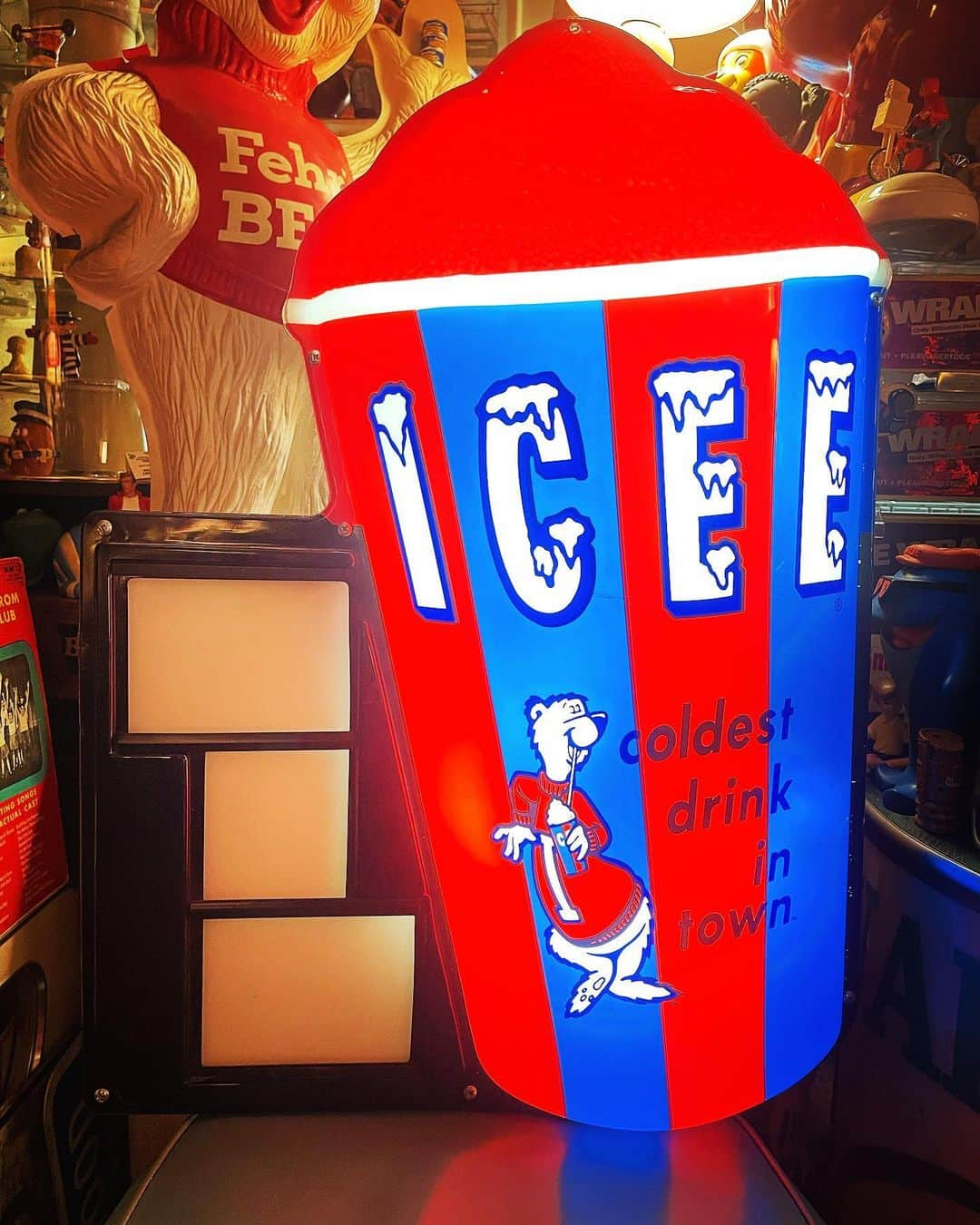 大川知英のインスタグラム：「90's ICEE Drink  Light Sign Store Display💡 シロクマのキャラがお可愛いライトサイン👨🏾 色デザインも最高なディスプレイぜよ🚬 壁があったら飾りたい...upi🤡❗️ #icee#lightsign#store#display#90s #シロクマ#お可愛い看板#デザイン最高 #壁があれば飾りたい#upi #amecajiboys#takatsubase#アメトイ部 #YouTube#captain」