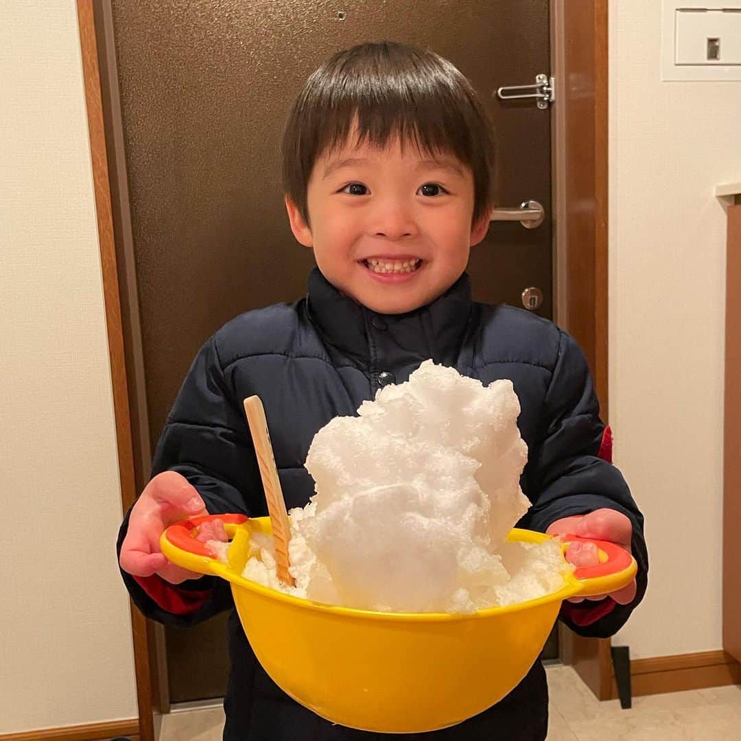 中岡由佳さんのインスタグラム写真 - (中岡由佳Instagram)「大雪警報が出ていた東京☃️家の周りにもふんわり積もっていた雪をお風呂の桶にしゃもじを持って取ってきました。笑 #snow」1月7日 10時51分 - yuka_nakaoka