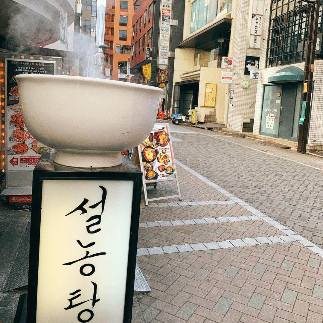 安田美沙子さんのインスタグラム写真 - (安田美沙子Instagram)「新年最初に東京で会えたのは、まいまい　@maikodeluxe 🤍  いつも年末最後に会っていたけど今年は年始✨ なんだか親戚みたいになってきた❤️  疲れたお腹にソルロンタン。 そして大好きなまいまい。 優しい。。沁みる。。  日枝神社⛩にお詣りに行きました。鳥居の隙間から差す光が美しくご利益ありそうでした☺️  その後、威徳寺にもお邪魔して おしるこを頂きました🍵  心の安らぐ時間。  威徳寺さんでこどもたちが、花餅作りをしていました🌸 来年は、うちの子たちにもさせたいなぁ✨  #lunch #akasaka #ソルロンタン #一龍　#日枝神社　#威徳寺 #花餅　#お正月　#赤坂」1月7日 11時08分 - yasuda_misako