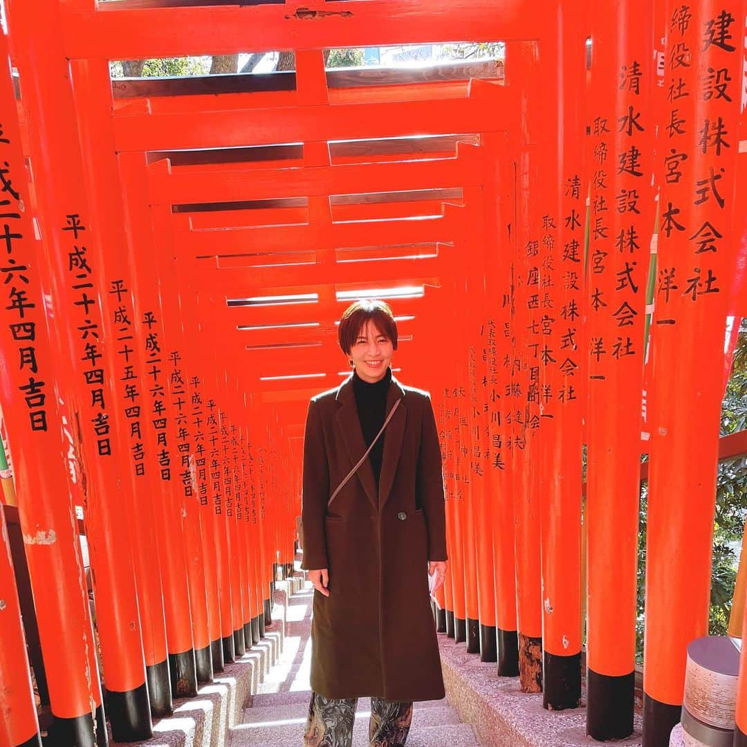 安田美沙子さんのインスタグラム写真 - (安田美沙子Instagram)「新年最初に東京で会えたのは、まいまい　@maikodeluxe 🤍  いつも年末最後に会っていたけど今年は年始✨ なんだか親戚みたいになってきた❤️  疲れたお腹にソルロンタン。 そして大好きなまいまい。 優しい。。沁みる。。  日枝神社⛩にお詣りに行きました。鳥居の隙間から差す光が美しくご利益ありそうでした☺️  その後、威徳寺にもお邪魔して おしるこを頂きました🍵  心の安らぐ時間。  威徳寺さんでこどもたちが、花餅作りをしていました🌸 来年は、うちの子たちにもさせたいなぁ✨  #lunch #akasaka #ソルロンタン #一龍　#日枝神社　#威徳寺 #花餅　#お正月　#赤坂」1月7日 11時08分 - yasuda_misako