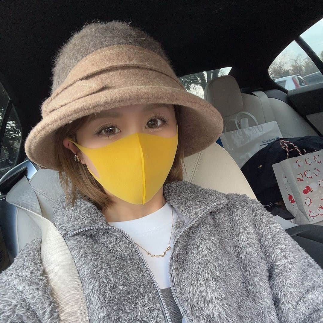 倉松里奈さんのインスタグラム写真 - (倉松里奈Instagram)「昨日熊本から帰るのに 空港早めに着いてゆっくりしようと思ったら 遅延してて４時間以上ラウンジに滞在！ . うたた寝してて飛び起きて 急いで搭乗したら このお気に入りの上着をラウンジ に忘れて、 東京戻る飛行機で思い出して 最悪だ！と思ったら そこに家の鍵も入れてて もっとやばいことが判明した。 だけど なんとかなった奇跡💓感謝でしかない😭 、 そして髪の毛が傷みすぎてるから 美容室に向かってる❣️❣️❣️ 行く間の道が凍結してて つるんつるん滑って🐢亀になった気分🍀 . 人生山あり谷あり😊💓 . . #空港事件 #熊本空港 #ビールしかない #ハイボール #置いて欲しい #マスク #黄色マスク #雪 #🐢 #美容室 #タイ古式マッサージ #マッサージセラピスト #オイルマッサージ #ドライヘッドマッサージ #リフレクソロジー #足裏マッサージ   . . このジュエリーは  @smilingrocks_jp ♡♡♡ 可愛くてお気に入り🥰💓💓」1月7日 11時11分 - rinapuu818