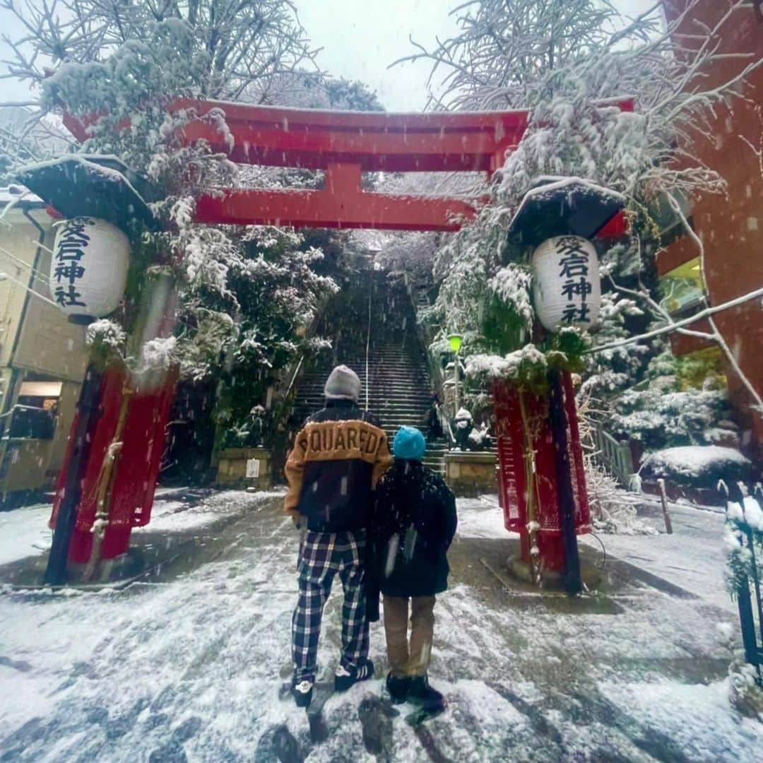 倖田來未さんのインスタグラム写真 - (倖田來未Instagram)「. 昨日は東京はすごい雪でしたー☃️ ⁡ 東京の神様にご挨拶行けてなかったので行こうってなってて、まさかの大雪で！！！ 京都の城南宮行った時は快晴でした！ ⁡ 帰りは寒すぎるから🍕pizzaにしよーと即決！笑 pizzaテイクアウトしてからの帰宅でした！！ ⁡ #雪 #久々に見た #寒かったけど #楽しかった！ #東京 #初詣 #kodakumi #倖田來未」1月7日 11時28分 - kodakumi_official