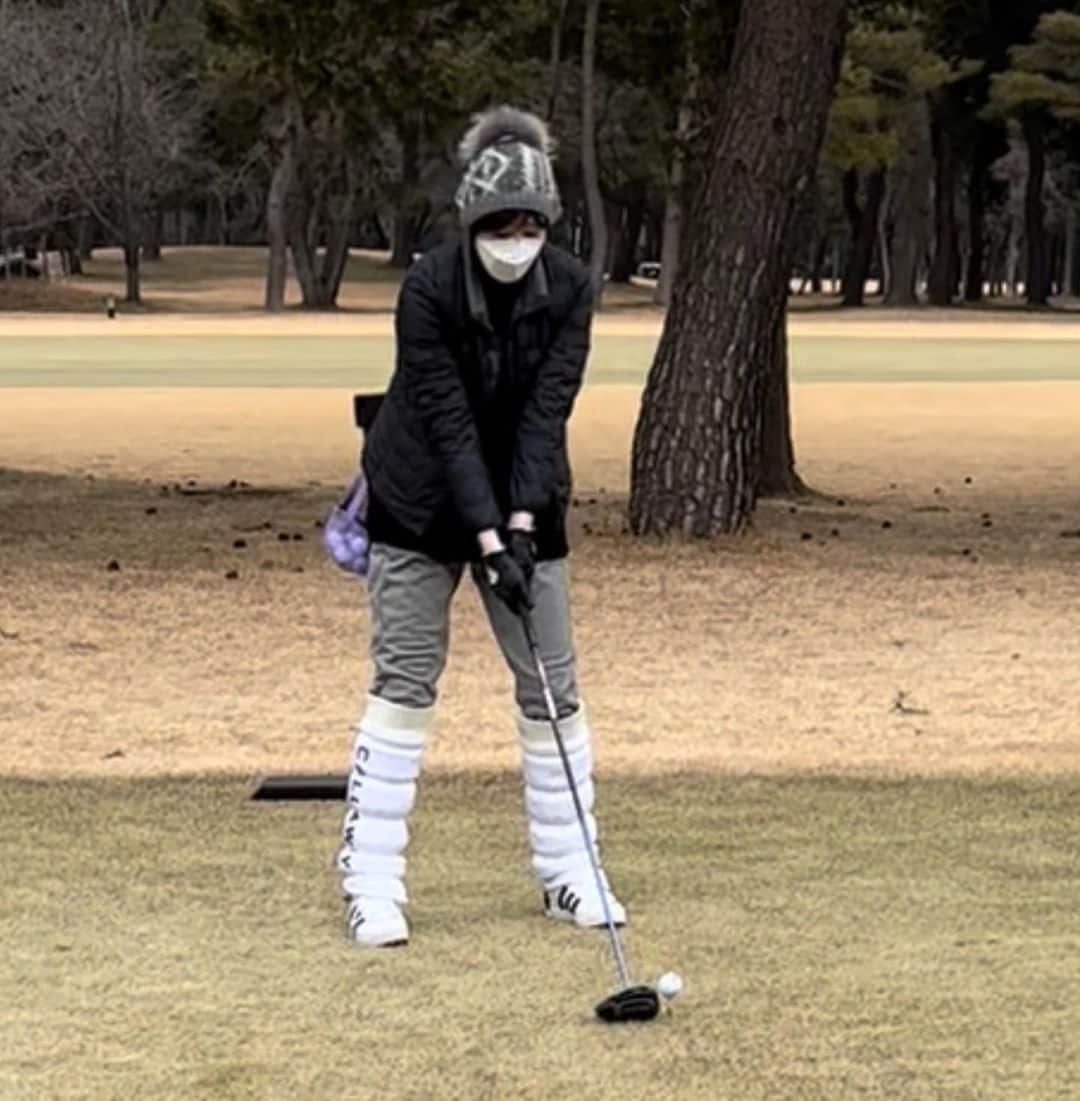 凰稀かなめさんのインスタグラム写真 - (凰稀かなめInstagram)「ゴルフ⛳️始めました🤣 お芝居以外、何にも趣味がない私😱 健康の為にも、息抜きにも事務所から、ずっと勧められてたゴルフ 子供の頃以来のゴルフ⛳️なのに後半凄い雪❄️ボールが雪だるま⛄️ 寒くて寒くてカチカチだったけど…楽しかった🤗 センス有ると言われ、ちょっとその気の私🤏🤣🤣 次はいつ行けるかな〜 皆んなでコンペとか⛳️楽しそう〜  さて！頭は　#タアキイ  #マットとかなめの価値組Sunday #phoenixtears #フェニックスティアーズ #香りと役作り #お芝居好き #凰稀かなめ #孤独だっていいじゃない #アデランス  #ビューステージ  #ポメラニアン 　　　#おこめ　#マスカレードナイト　#タアキイザストーリー　#ステラボール　#レビュー　#バラタン　#岩谷時子メモリアルコンサート　#ゴルフ」1月7日 11時20分 - kanameouki_official