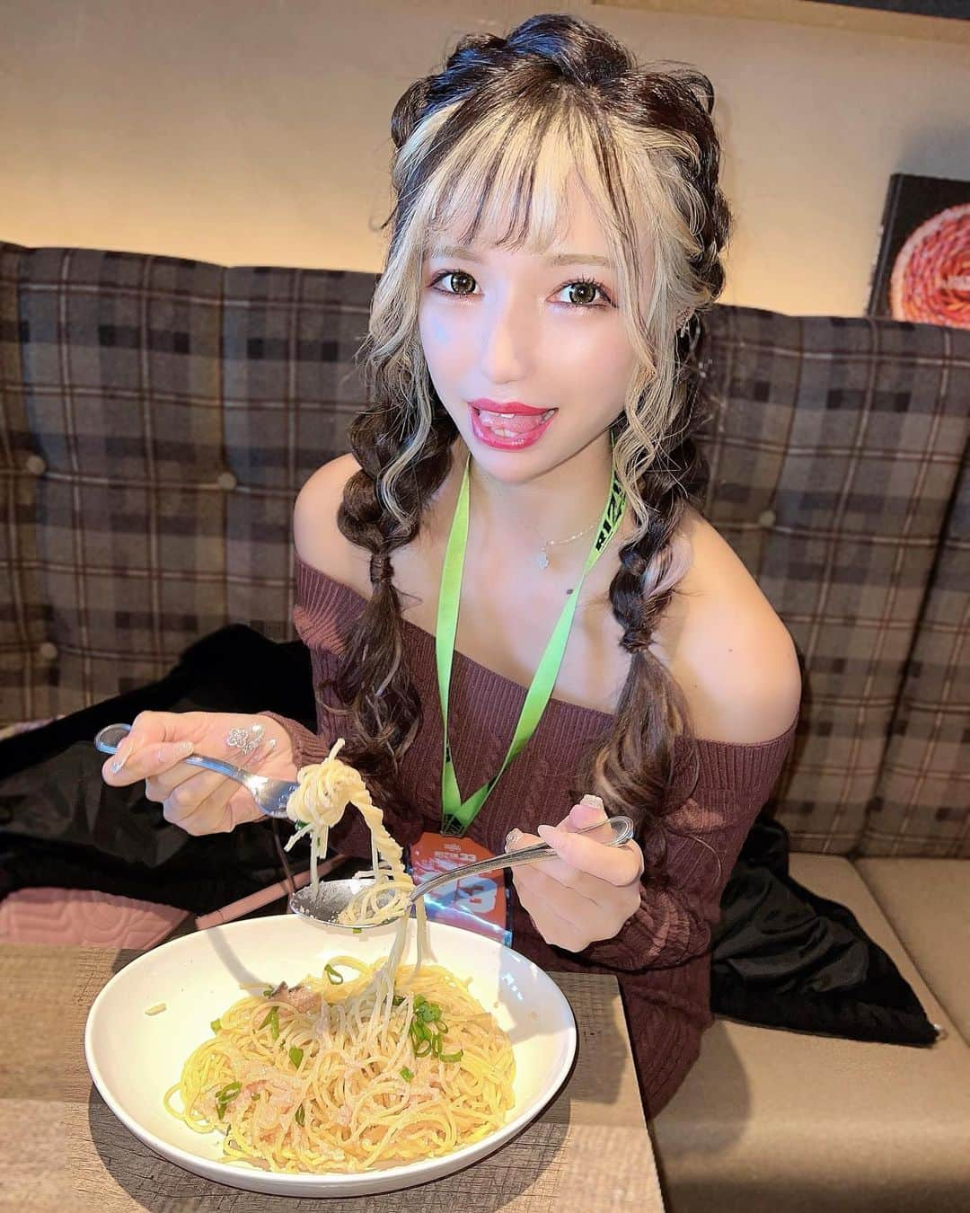 かえるちゃんさんのインスタグラム写真 - (かえるちゃんInstagram)「わあっいただきます の瞬間🤤🙏🙏🙏🙏💓  ３枚目は写真気付いてないときの😂 前髪が風のせいで凄くあがっちゃって このあと直したよ😂  ヘアメの質問多いのですがこの日は ふわふわ三つ編みにしてもらいました❤️  担当は　@ayu.hair  いつもこんな感じってつたえると かえる好みにしてくれて あゆちゃんしか勝たん❤️❤️❤️  表参道のヘアサロンにもたまにいるよ🥰 ほんといつもありがけろ ❤︎ ❤︎   #東京 #脚フェチ #japan #ギャルコスプレイヤー #かえるちゃん #介護美容師 #撮影会モデル #ポートレート女子 #ポートレート撮影 #被写体モデル #good_portraits_world #hueart_life #lovers_nippon_portrait #pasha_magagine #portrait_shot #写真好きな人と繋がりたい #お洒落さんと繋がりたい #角色扮演  #얼스타그램 #팔로우 #셀피 #コスプレイヤー #バーレスクヤバイ #バーレスク東京 #ギャル #派手髪 #cosplay  #cosplayer  #followme」1月7日 11時52分 - k.kaeru