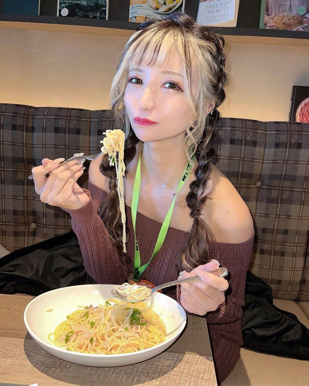 かえるちゃんさんのインスタグラム写真 - (かえるちゃんInstagram)「わあっいただきます の瞬間🤤🙏🙏🙏🙏💓  ３枚目は写真気付いてないときの😂 前髪が風のせいで凄くあがっちゃって このあと直したよ😂  ヘアメの質問多いのですがこの日は ふわふわ三つ編みにしてもらいました❤️  担当は　@ayu.hair  いつもこんな感じってつたえると かえる好みにしてくれて あゆちゃんしか勝たん❤️❤️❤️  表参道のヘアサロンにもたまにいるよ🥰 ほんといつもありがけろ ❤︎ ❤︎   #東京 #脚フェチ #japan #ギャルコスプレイヤー #かえるちゃん #介護美容師 #撮影会モデル #ポートレート女子 #ポートレート撮影 #被写体モデル #good_portraits_world #hueart_life #lovers_nippon_portrait #pasha_magagine #portrait_shot #写真好きな人と繋がりたい #お洒落さんと繋がりたい #角色扮演  #얼스타그램 #팔로우 #셀피 #コスプレイヤー #バーレスクヤバイ #バーレスク東京 #ギャル #派手髪 #cosplay  #cosplayer  #followme」1月7日 11時52分 - k.kaeru