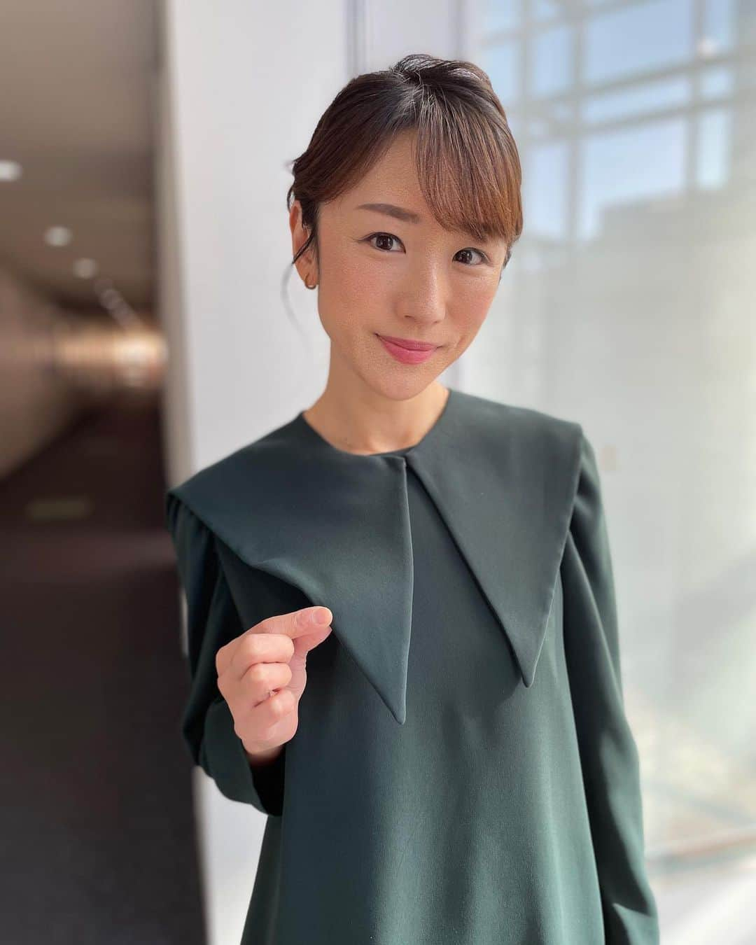 堂真理子さんのインスタグラム写真 - (堂真理子Instagram)「放送中の「ワイド！スクランブル」、本日の衣装は、襟付きデザインが素敵なワンピースでした👗✨ 髪型も素敵にセットしてもらいました🥰  ☆ワンピース… #lounie ☆アクセサリー… #ete  引き続き、路面が凍結していますので、足元にお気を付け下さい。  午後も頑張りましょう❣️   #大下容子ワイドスクランブル #ワイドスクランブル #ニュース #テレビ朝日 #堂真理子 #アナウンサー #アナウンサー衣装 #番組衣装」1月7日 12時03分 - mariko_do