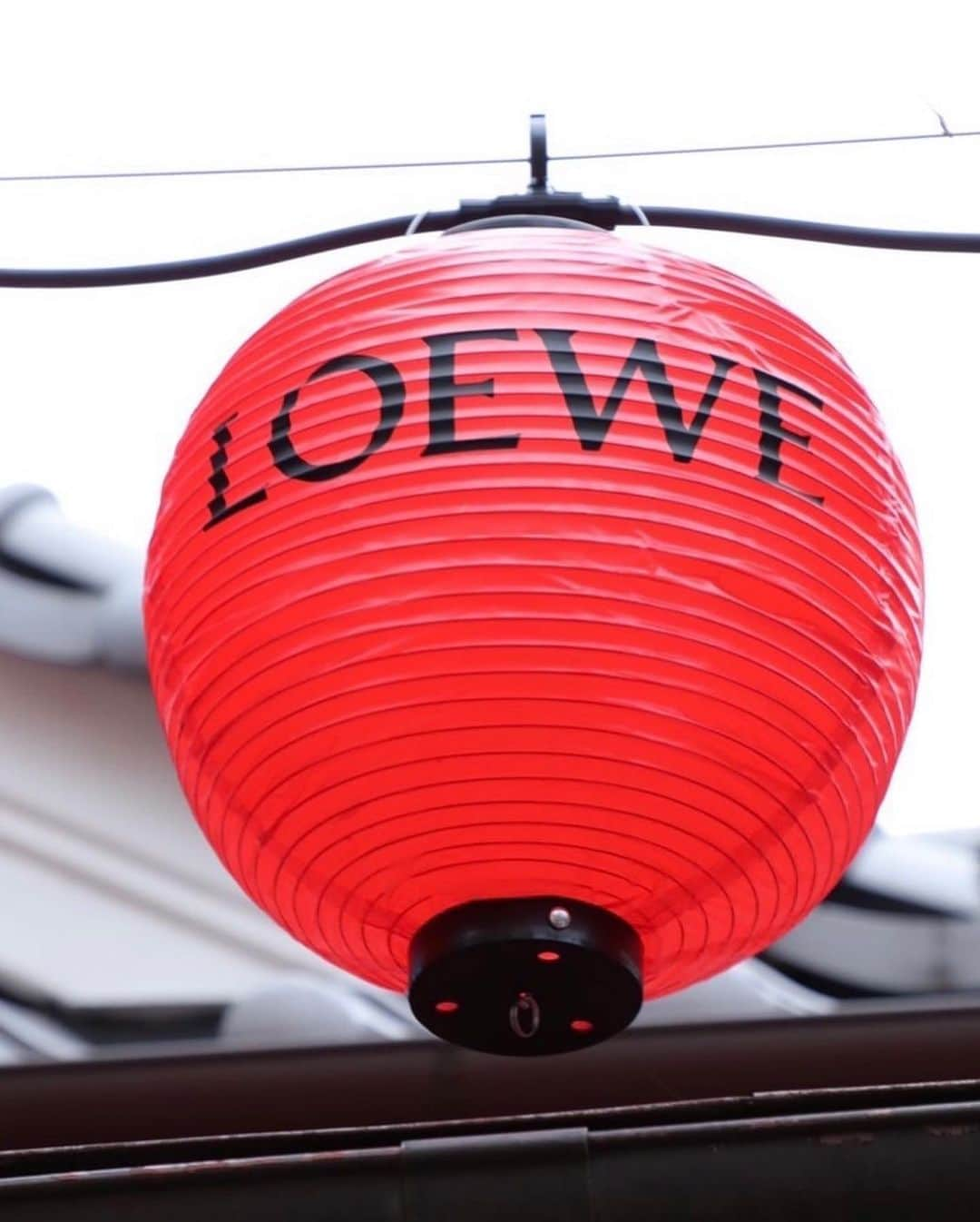 夏木マリさんのインスタグラム写真 - (夏木マリInstagram)「@loewe  #スタジオジブリ #spritedaway  #千と千尋の神隠し #カプセルコレクション  本日から LOEWE✖️スタジオジブリの カプセルコレクションが16日まで予約制でスタート！ 原宿に油屋が出現よ⛩  阪急うめだ本店では、 5日間限定ポップアップストアあるそうよん‼︎  クリエイティブ・ディレクター Jonathan Andersonのクリエイションが可愛い💕  スタジオジブリのストーリーを生み出す力とアニメーションの手作業、 ロエベのクラフトの技術がコラボして逆境への讃歌ね！  必見でーーーーす👣」1月7日 12時52分 - mari_natsuki