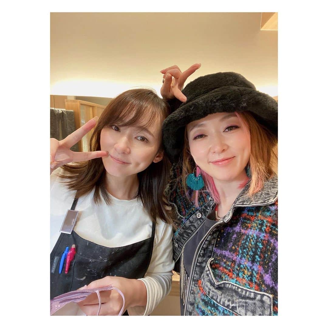 荒牧陽子さんのインスタグラム写真 - (荒牧陽子Instagram)「2021.12. 妹 ┈︎┈︎┈︎┈︎┈︎┈︎┈︎┈︎┈︎┈︎┈︎┈︎ 先日、大阪に行った時に 妹がいるお店に寄って ネイルしてもらってきました✨ ⁡ 足はミラーピンク💕 指はジェルのみ！ （ものまねでネイル変えるので） ⁡ 東京にいたら、 いつもしてもらうのになぁー ⁡ なので 毎回アドバイスもらって、 自分でジェルネイルやってます。 ⁡ ⁡ 妹に作ってもらった後、 『やっぱり仕上がりが全然違うわー！』 ⁡ と言ったところ、 ⁡ 『お姉ちゃんのジェルと比べたらだめだわ、こっちはプロなので！』 ⁡ と怒られました😂 ⁡ ⁡ そんな彼女。 大阪でプライベートサロンをオープンしました。 現在は顧客様用サロンなのでご新規様をお受けしていませんが お受け出来るようになったらまた載せますね！ ⁡ がんばれー☺️✨ ┈︎┈︎┈︎┈︎┈︎┈︎┈︎┈︎┈︎┈︎┈︎┈ #荒牧陽子」1月7日 13時08分 - yoko_aramaki