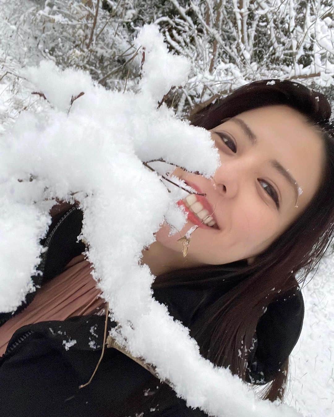 藤井美菜さんのインスタグラム写真 - (藤井美菜Instagram)「. 明けましておめでとうございます✨  東京は雪が降りましたね❄️ 私はお正月は新潟で過ごしました🥰 お正月、新潟にちょっと積もった雪を写真に撮って、そのうち雪自慢しようー、と思っていたのですが、完全に自慢するタイミングを見失いました🤗この写真は東京の写真です🤫 今は私も次の撮影の準備をしています。 久しぶりの雪の東京は、違う場所にワープしたような気持ちになれて、ちょっぴりワクワクしますね⛄️  本年もどうぞよろしくお願い致します🐯  새해 복 많이 받으세요✨ 도쿄는 눈이 많이 왔어요❄️ 저는 일본 설날은 고향 니가타에서 보냈어요🥰 설날에 네가타에 조금 씨였던 눈을 사진에 담아서 눈 지랑해야지~라고 생각하고있었는데 완전히 자랑할 타이밍을 놓쳤어요🤗 이 사진은 도쿄 사진이예요 ㅋ  지금은 저도 다음 촬영 준비를 하고 있습니다.  오랜만 도쿄 눈은 다른 세계에 왔던 기분이 되고 설레이네요⛄️  올해도 잘 부탁 드리겠습니다🐯  Happy new year🤗 Snowing Tokyo❄️  #新年#2022年 #雪#신년#새해#2022년#눈#newyear#2022#snow」1月7日 13時53分 - fujii_mina_0715