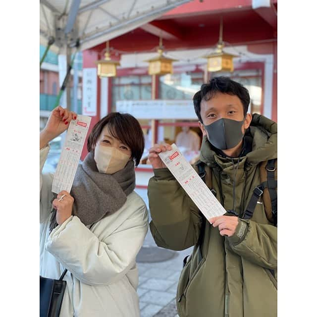 辺見えみりさんのインスタグラム写真 - (辺見えみりInstagram)「今日は @outersunset_official  のブランドスタッフと 初詣に⛩  おみくじの結果を 必死で読む仲間たちと 今年も頑張っていきます笑  #2022年  #今年もよろしくね」1月7日 14時15分 - emiri_hemmi