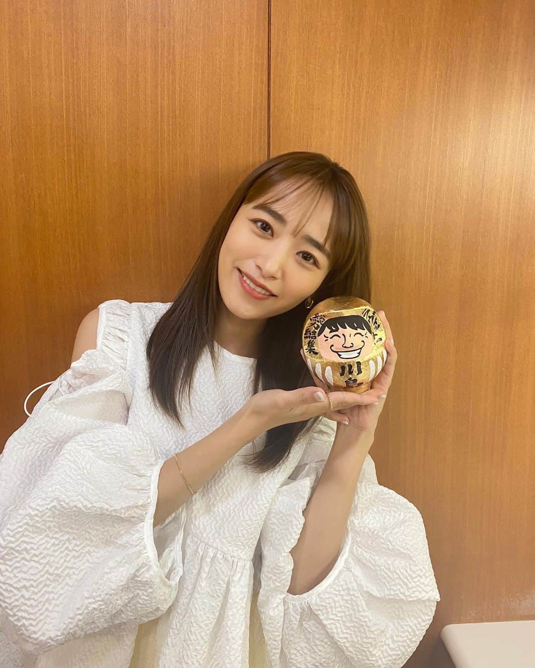 近藤千尋のインスタグラム：「今年初ラヴィット ありがとうございました💕☺️  若槻さん作のだるまさん頂きました❤️ ありがとうございます☺️✨ お家に飾ろう！笑✨✨  そしてそして 川島先生からお年玉を頂きました😭🧧 大人になってからのお年玉って なんでこんなに嬉しいんだろう✨☺️ お忙しいのにみんなの分を一人一人 用意していてすんばらしい👏！！ ありがとうございます！！  そして今日のラヴィット わたしの父も初登場していたり、、笑 くら寿司、全部美味しそうだったなぁ💕 TVerで見逃し配信も是非見てね📺  トップス @ssense @ceciliebahnsen  ボトム @alphatauri  アクセサリー @e.m.portrait @d.u.e_official  シューズ @dianashoespress」