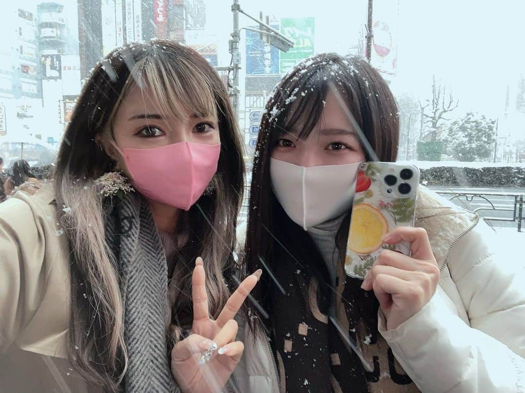 瀬山しろのインスタグラム：「雪⛄️♥️ . hananonaさんで、しろは携帯ケース、かえるちゃんはピアスを購入♡ . 可愛すぎて通りがかりに｢えっ！なにこれ｣って即買い！ 本物のお花とフルーツは流石に可愛すぎる🥝 💗  .  #hananona  #雪  #japanesegirl」