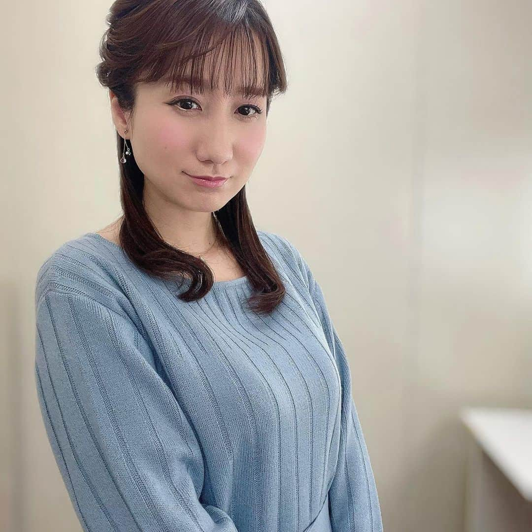 吉井明子さんのインスタグラム写真 - (吉井明子Instagram)「こんにちは☺︎  きのうの大雪から一夜明けた東京、日中は都内の雪もかなり少なくなっていますが…残った雪が踏み固められているところ、とけて濡れている路面がありますね。  こうした場所が、あすの朝はまた凍結するおそれがあります。 足元には十分ご注意ください⚠️  写真は水曜日の放送のものです❄️アイスブルーのニットワンピースにハーフアップでした✨  今夜もよろしくお願いします☺️  #気象情報 #天気予報 #気象予報士 #気象キャスター#weatherforecaster #기상캐스터　#氣象主播 #吉井明子 #nhk #bs4k #bs1 #bsニュース4k #ニットワンピ」1月7日 15時26分 - akiko_yoshii_sunny_rain