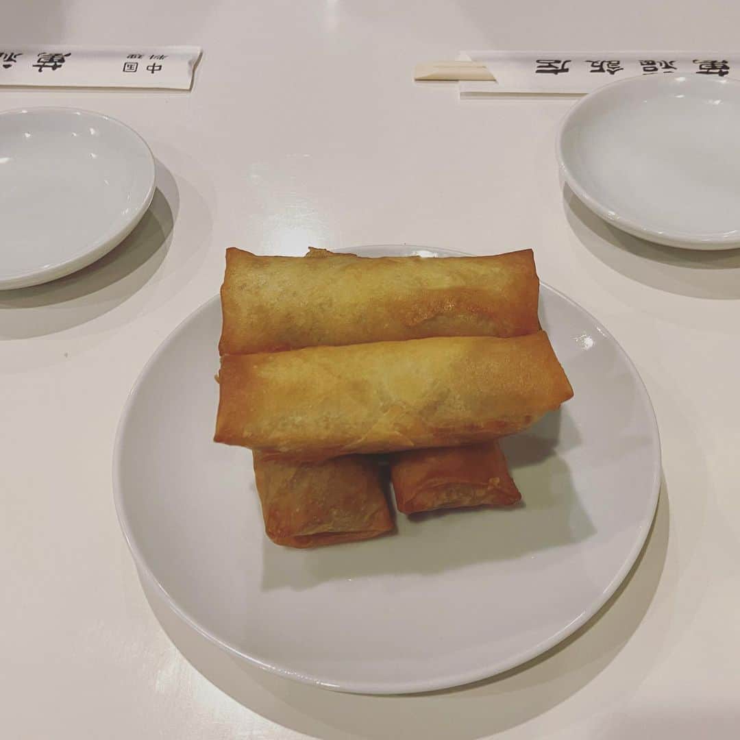 渡辺有子のインスタグラム：「お店のスタッフと近くでささやかな新年会ランチ。  三者三様…個性があっておもしろい。それぞれにすばらしい仕事力で自慢のスタッフです。いつもありがとう〜！感謝しかありません。  西荻窪の「萬福飯店」 初めて入ったのですが、餡が強めの春巻きや汁麺もどこかホッとする安心の味。メニューが豊富なので再訪したいなぁと思います。西荻にはいいお店がたくさんありますね。」